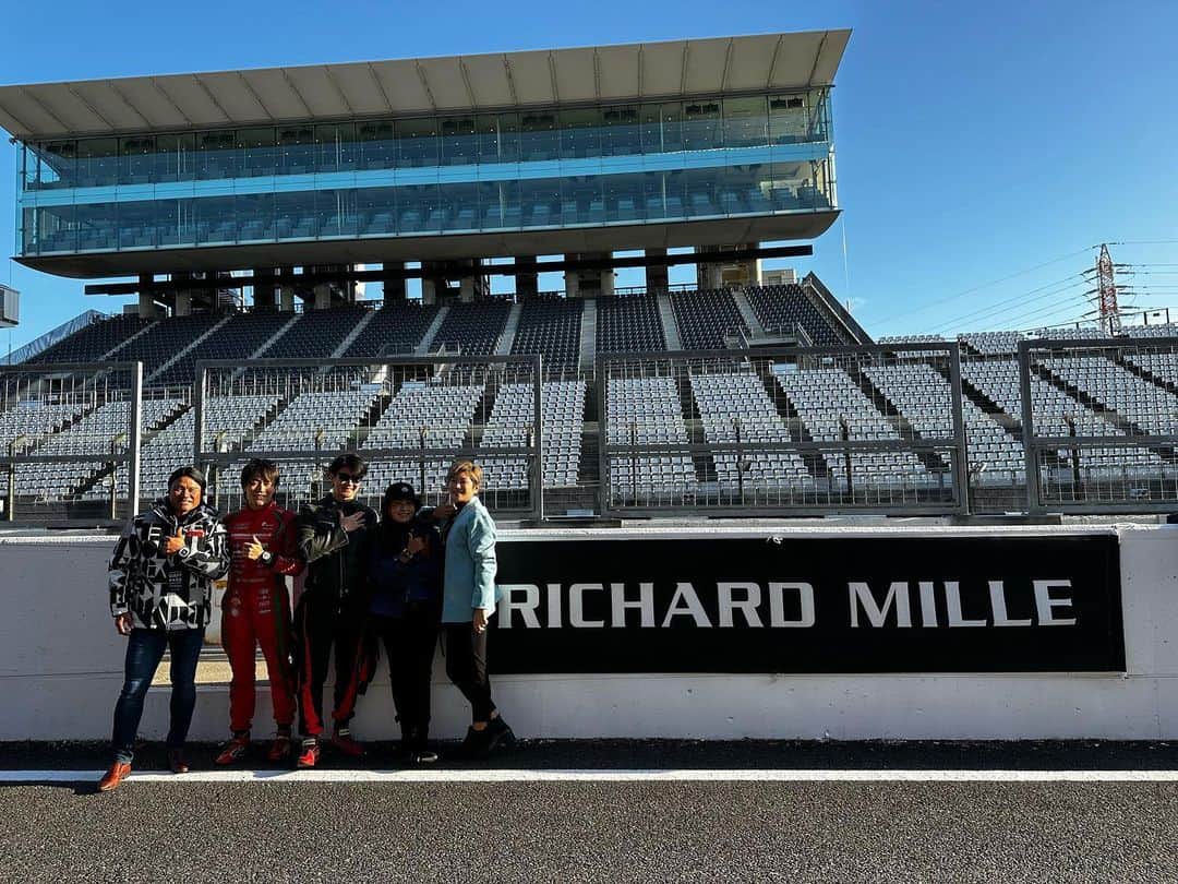 宮里優作のインスタグラム：「スポンサーをして頂いているリシャールミル@richardmilleさんのイベントに参加してきました‼️ 川崎社長をはじめ、スタッフの皆様本当に貴重な経験をさせて頂いてありがとうございました‼️ 子供達も沢山招待して頂き、チャリティー活動にも本当に尽力されていて、素晴らしいイベントになりました‼️ 信治さん(#中野信治)、ノブ(#松下信治) この2人の運転する横に乗せて頂いて凄い経験をさせて頂きました😳 自分も走行させて頂きましたが、改めてレーサーの凄さを感じ、凄く刺激になりました‼️ セレナとミッスーとにも会えて色々話しできて良かった〜‼️ ミッスーとはまだまだ話す事いっぱいあるね🥹🥹🥹  次は智香ちゃん(#竹内智香)にスノボー教えてもらわなきゃと密かに思っております🤣  リシャールファミリーと会えてパワーもらえた日でした‼️ みんなまた集まれる日を楽しみにしてます🥹😘 @richardmille  @shinjinakano  @nobu_mat13  @serenaaoki_official  @misuzunarita  @tomoka_takeuchi  #中野信治 #松下信治 #青木瀬令奈 #成田美寿々  #竹内智香」