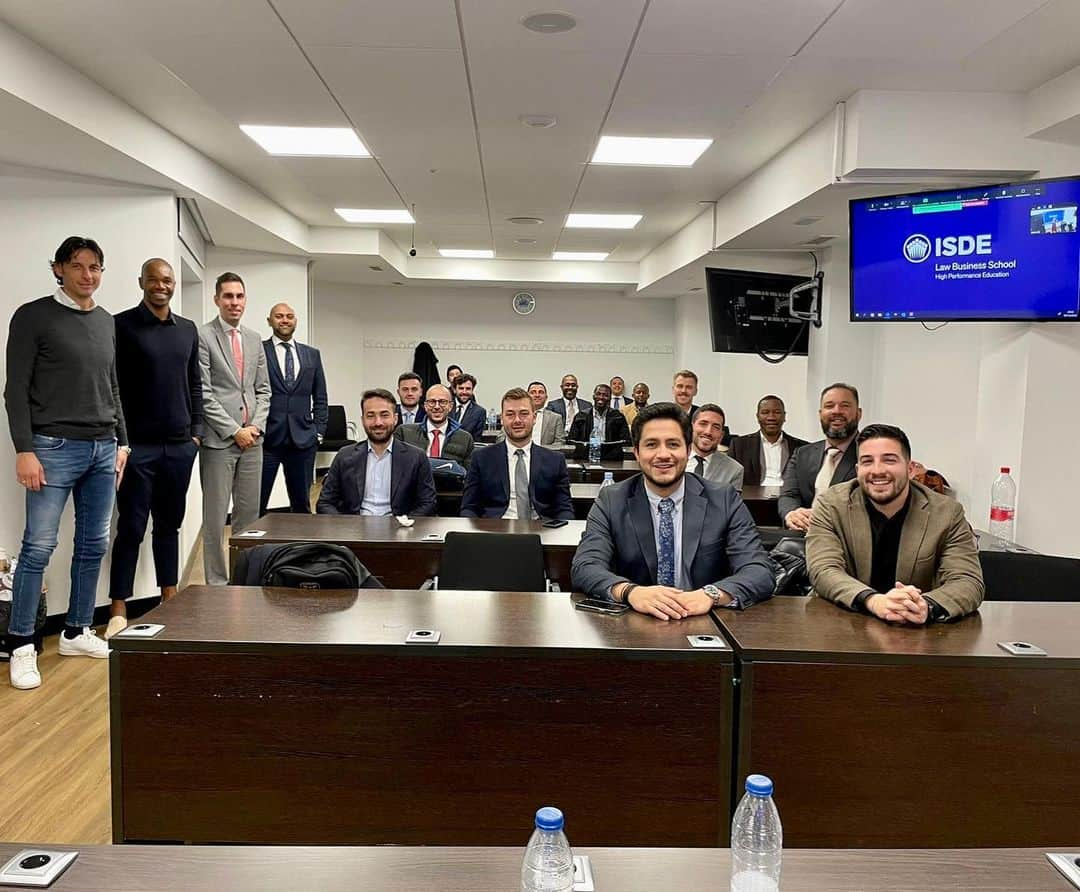 ロナウド・アパレシド・ロドリゲスのインスタグラム：「Today I had an unique oportunity of discussing different aspects of career management in football with the students of Global Master in International Sports Law from ISDE Madrid alongside with the italian manager Gabriele Cioffi and the lawyers Luís Fernando Pamplona Novaes and Dev Kumar Parmar. Thank you for the invitation and the experiences shared!!!」