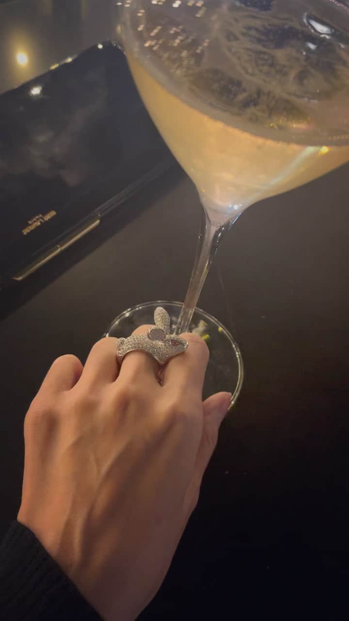 のインスタグラム：「🐇🥂」