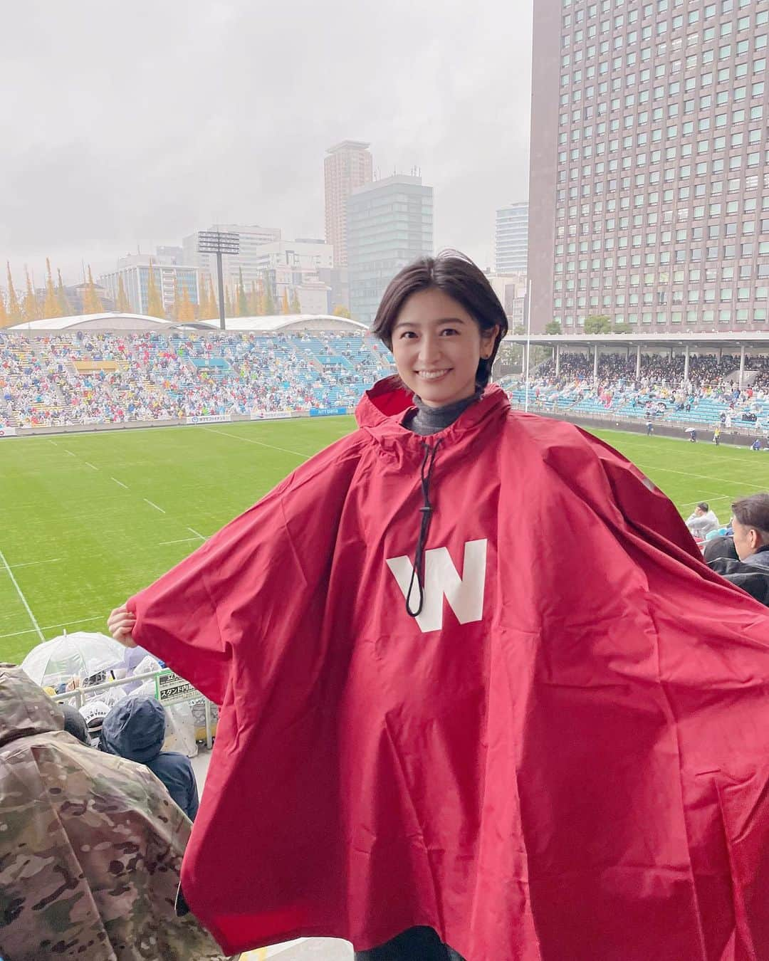 上野優花のインスタグラム：「雨だった今年の早慶戦🏉（100周年！）  2.3年前に買った早稲田ポンチョが役立ちました😂✨  雨のせいかミスも多く、 早稲田らしさを見られなかった前半。 完全に慶応ペースでしたね。  後半立て直した早稲田の逆転勝ちでした🙌🏻  👶🏻もじ〜っと試合を見ていました。  ラグビーファンになってくれたらいいなぁ😊  さてさて！ 本日は早明戦ですね🥳at 国立競技場  天気も良く、ラグビー日和🏉  楽しみです🥳  #本日もラグビー観戦日和でした」