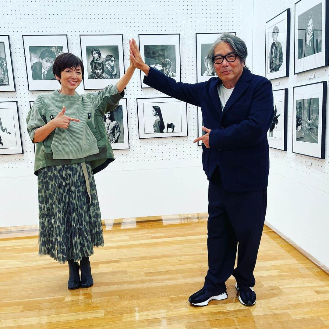 渡辺満里奈のインスタグラム：「. 昨日は、「大川直人写真展　GOOD TIME MUSIC」が開催されている世田谷美術館にて、大川さん、音楽ライターの能地祐子さんとトークショーでした。  大川さんとはベストアルバムのジャケットを撮っていただいた5年前ぶり。能地さんに至っては、大瀧詠一さんプロデュースのミニアルバム「Ring a bell」制作以来の再会！25年ぶり？  思い出は数えきれず、大川さんに撮っていただいた写真を見ながら当時の思い出、撮影の状況などなど大いに話してきました。 楽しかった！  大川さんの写真は音楽史であり、美しく静かな陰翳を湛えていました。 巡回はまだまだ続きます。 素晴らしい作品をぜひ生で観てみてください。  ★ #大川直人写真展  #エピックソニー #ちょいちょいトークショーあるみたいですよー #エピック好きはぜひ❤︎」