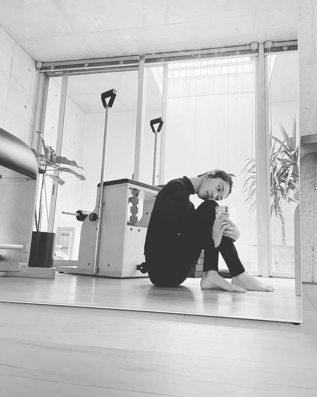 久保りさのインスタグラム：「Sunday morning starts☀️ #pilates   肩甲骨を緩めて 胸を開いて 息が深く吸えると 腹筋が入って 骨盤が安定する 脳もすっきりして 顔も気持ちしゅっと  @haruka.s_pilatesplus 💙」