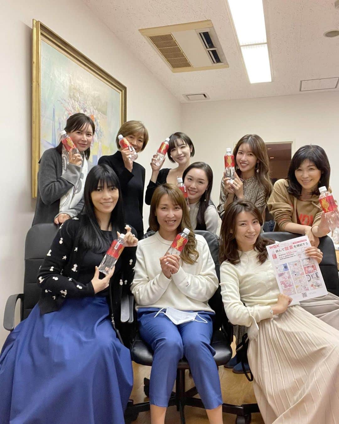 のインスタグラム：「❤︎  グローバル教育について勉強会をしました📝  仲良しメンバーにお声かけしたら あっと言う間に埋まってしまう👧👦勉強会📝  子供のスクール選びって本当に大切だよね。。 可愛い一歳児のママ2名も参加してました❣️  私は息子のスクール選びは私立とインター両方含めたら20校はみにいきました🤔 やっぱりスクール見学に参加したりオープンイベントに足を運んで自分の目で確かめないとですね。 スクールまでの距離や移動手段 校内の雰囲気、展示物、どんな生徒達が学んでいるのか？ 学校の校長先生は朝生徒を笑顔で迎えいれてるか？ 積極的に親御さんとコミュニケーションを取ろうとしているか？ 事務局と話してみたり……… 見学にいくと色々とわかります。  いい学校は自分が通いたくなるしワクワクするような気持ちにまでなります🎵名門校と言っても時代が違うからアカデミックだけでいいのか？？考えないとですね♪  さて今回は私が愛飲している 酸素ウォーター　@officialwox を勉強会にご提供いただきました！ ありがとうございます☺️  オリジナルの特殊技術で酸素分子を水分子で抱え込むWOX® 水と一緒にカラダに吸収された酸素は溶解型酸素として血液や体液に溶け込み毛細血管を元気にしてくれて酸素が身体の隅々までいき届くのでお勉強も集中しやすくなったり📝美容としては老廃物を流しやすくしてくれます✨  身体にいいもの選びましょう☺️  @officialwox  #グローバル勉強会  #子供の教育」