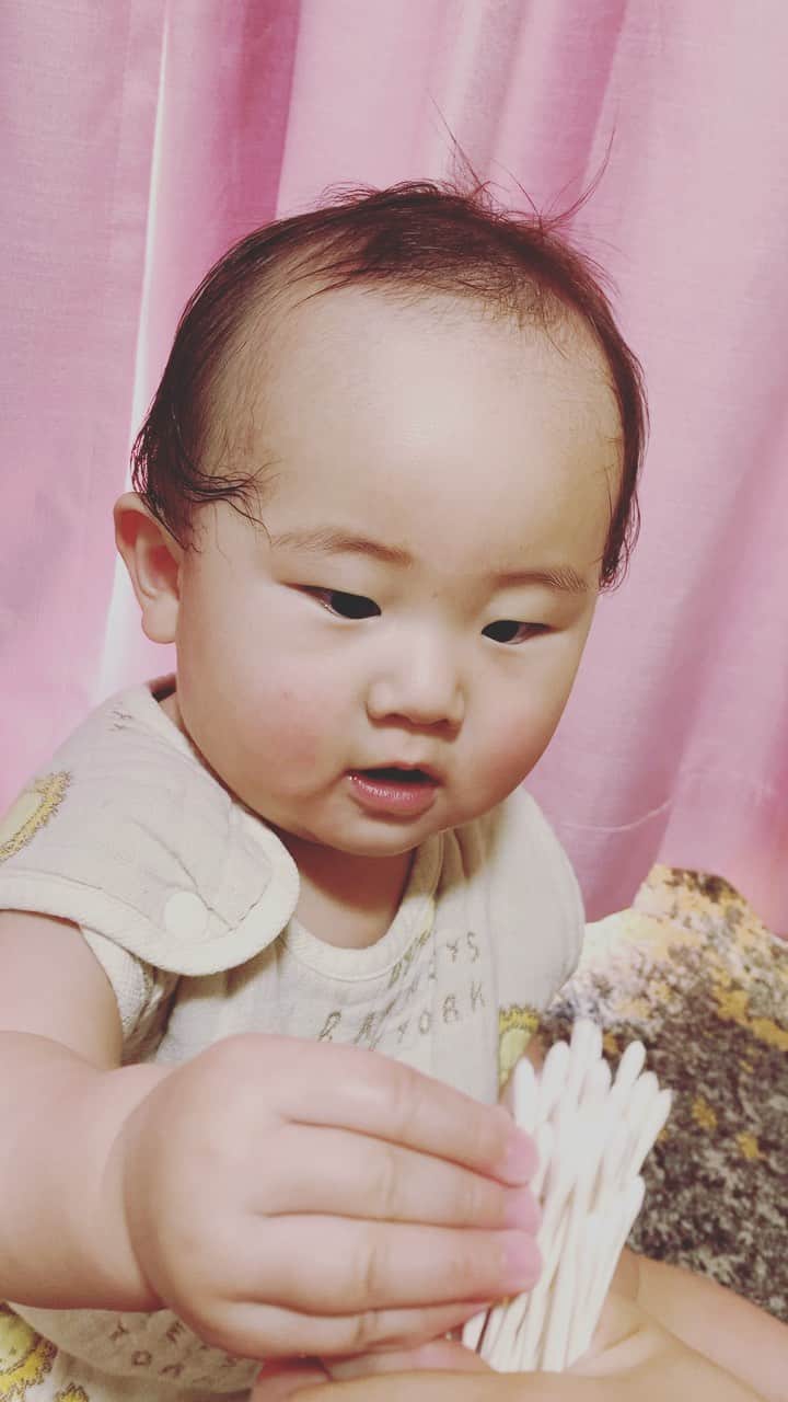 筒井菜月のインスタグラム：「一番簡単なモンテッソーリあそび❤️ 綿棒引っ張り💪」