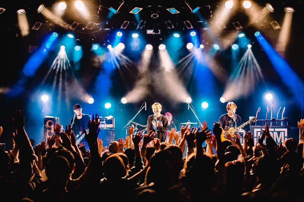 ナオミチのインスタグラム：「KNOCK OUT MONKEY 東名阪TOUR2022 大阪編‼️  最高でした！ 皆様本当にありがとうございました。 久々にみんなの声が聞けたのがすごく嬉しかったし感動しました🥲 大変な世の中になってしまったけど変わらずに支えてくれてありがとう☆ ロックは負けない。 俺らが先輩方に教えてもらった様に次世代にもロックの強さ、熱さ、そして楽しさを伝えていければと思います。 初披露のever free緊張しましたw hideさんを愛する人そして未来のロックスター、ロック好きに届きます様に🔥  来週は名古屋、東京！ 気合い入れていきます🥁  photo by @msmrk_0516」