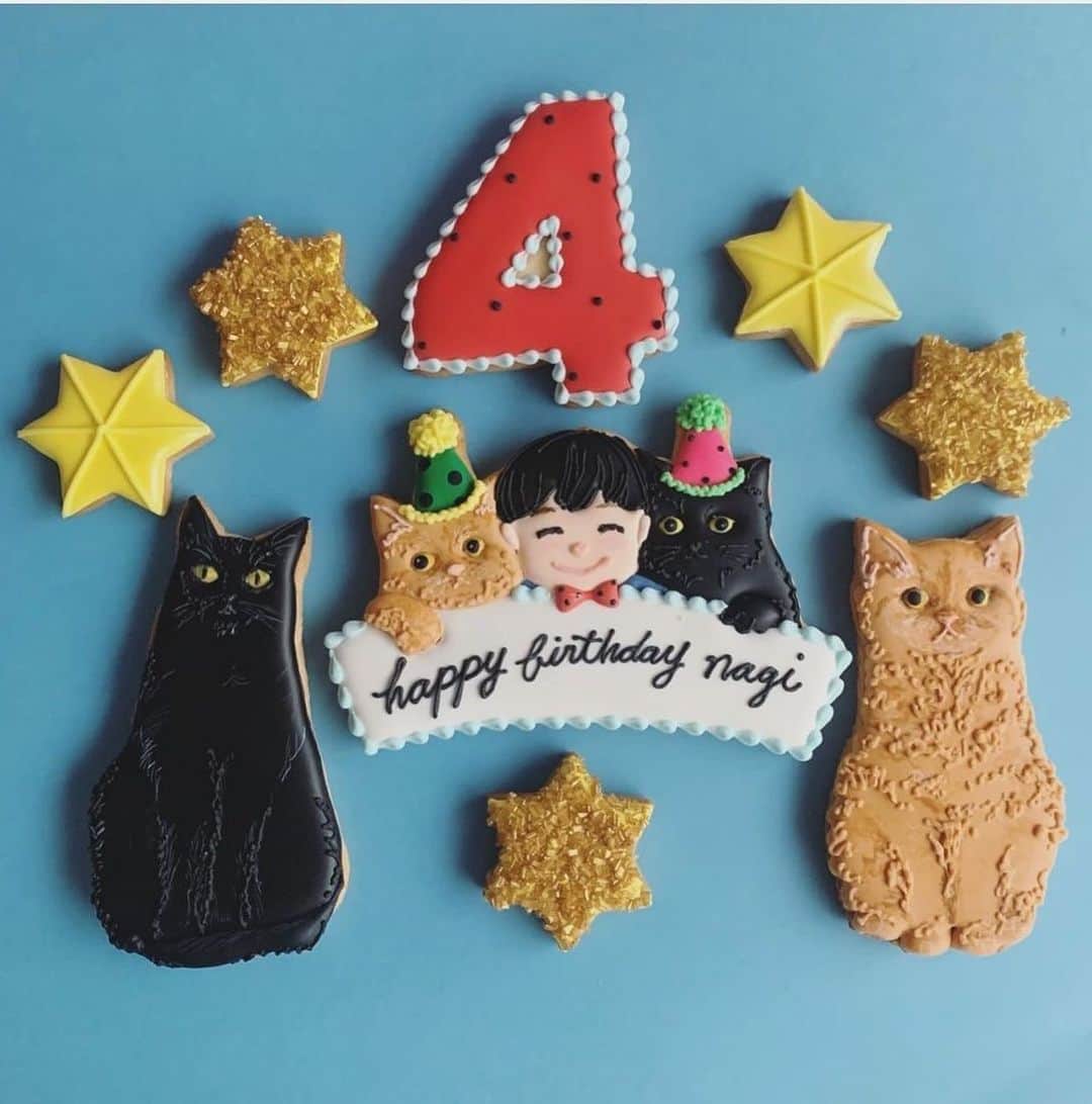 ギネス & ピムスさんのインスタグラム写真 - (ギネス & ピムスInstagram)「04/12/2022 Happy Sunday! ・ December 3rd was Nagi’s 4th birthday👦🏻🎂 A big Happy Birthday! His birthday cake, made by @kikko_ , was decorated with Guinness and Pimms iced cookies. We hope that you will continue to enjoy watching Nagi grow up, our third son, together with of course Guinness & Pimms. Enjoy the rest of your wonderful weekend everyone! ・ ・ 12月3日に 凪ねこ4歳になりました！ お誕生日おめでとう！ 今年も　@kikko_ さんの アイシングクッキーのおかげで とっても可愛いケーキで お祝いする事が出来ました🎂 ギネピムそっくり！ 色使いも素敵で 素晴らしいセンス👏👏 毎年ありがとうございます！ 三兄弟揃っての写真撮影は 本当に難しい。 猫たちの顔が不機嫌になりがち😂 そして目線は基本揃わない。笑 ・ 最近の凪ねこは 実況中継をしながら 恐竜遊びをする事にハマっており 古舘伊知郎さんみたいと 言われる事も。笑 私もおしゃべりな方なので これは遺伝なのかもしれません。笑 それでは皆さま これからも三兄弟を どうぞよろしくお願いします♫ 引き続き素敵な週末を！ ・ ※写真⑧は @kikko_ さんからお借りしました🐈‍⬛🐈」12月4日 11時21分 - rina_takei