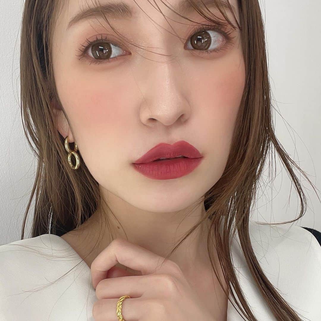 吉田朱里のインスタグラム：「@vocemagazine  オフショット❤️ . 今月号のVOCE特別版の付録は @bidol_official のむっちリップの現品サイズがランダムでついてくるよー❤️‍🔥 . 売り切れ店舗もあるみたいなのですが…かなりの部数刷ってるみたいなので、是非ゲットしてね！！ ランダムだけど定価で買うよりかなりお得です！！！」