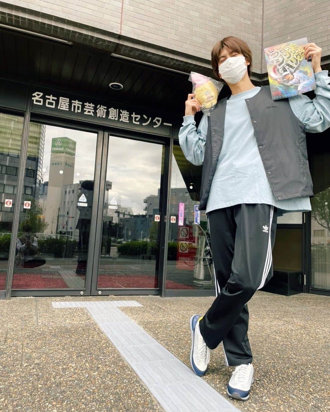 多和田秀弥のインスタグラム：「おはようございまふまふ。←  一番くじ引いたらえびふらいのしっぽ出た🍤  もふもふしてる🍤  カメラマンちいか…すいーてぃパイセン📸  #すみっコぐらし #たわはね #なんか小さくてかわいいえびふらい #梅棒 #シンCGH #愛知公演千秋楽 #お待ちしております」