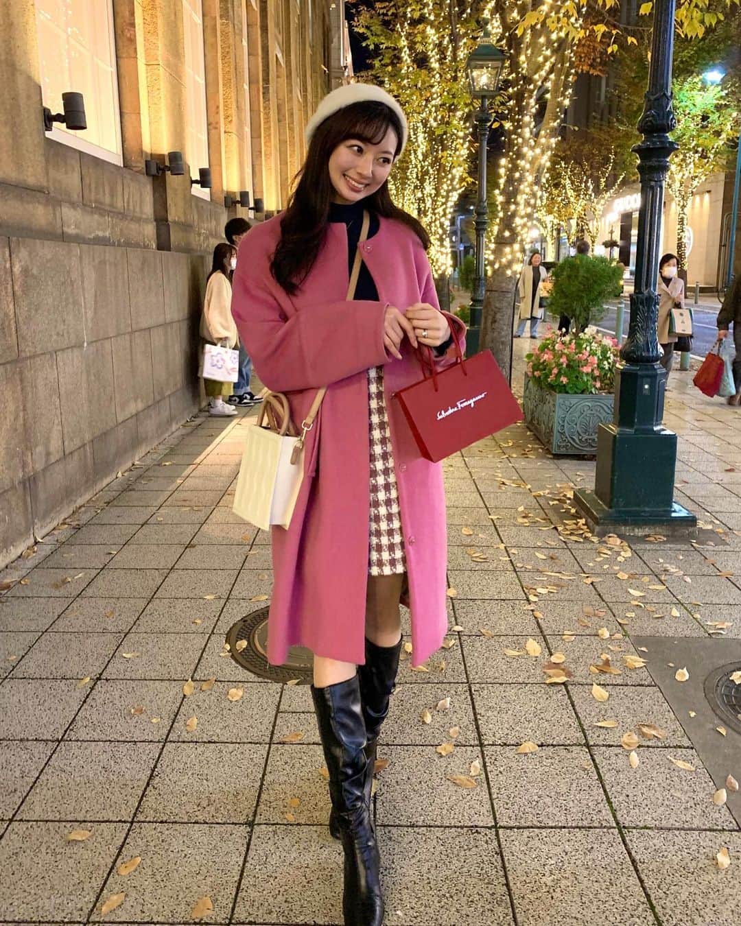 のインスタグラム：「一目惚れしたスカート❤️ 可愛いがいっぱいのデートコーデ  #ミニスカート#ミニスカートコーデ #ロングブーツ#ロングブーツコーデ#カラーコート#ピンクコーデ #ベレー帽#ベレー帽コーデ #白ベレー帽」