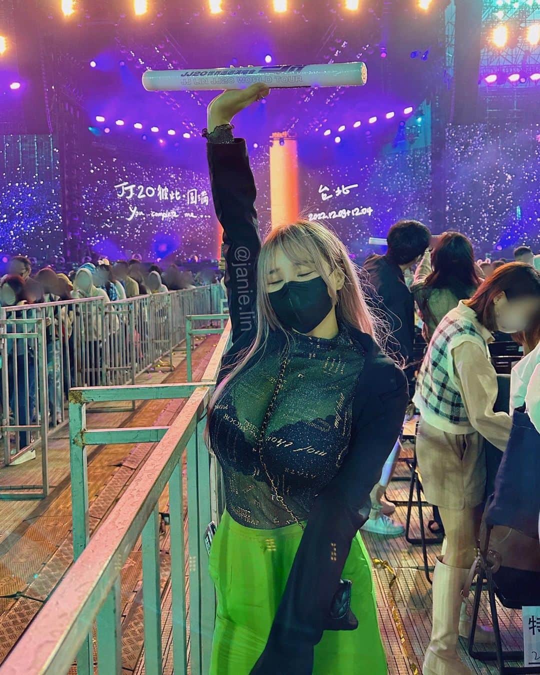 泥泥林のインスタグラム：「#JJ20 Concert World Tour #Taipei 💜 終於看到JJ的演唱會了🥹🥹🥹  一開場看到JJ彈著鋼琴升上來莫名的就哭了 從第一張專輯聽到現在的感動是難以言喻的  現場大家一起合唱的感覺也很美好 我想我們唱著的不只是完美的旋律 還有好多好多童年跟回憶🥹✨  感謝JJ整整三個多小時的完美演出💜 Thanks for the great show✨✨✨ @jjlin  See you next time🤍🤍🤍」