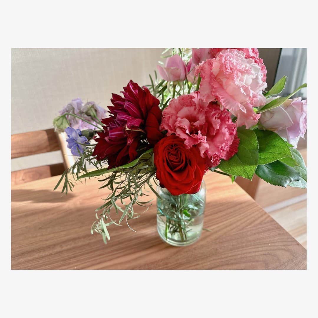 岡副麻希さんのインスタグラム写真 - (岡副麻希Instagram)「. すこしまえ 親友たちがかわいいかわいい花束を抱えて 会いに来てくれました💐🤍 いつもの、 えりかともえです🫶🏽きゅん ⁡ ⁡  #12月 #花束」12月4日 22時52分 - maki_okazoe_official
