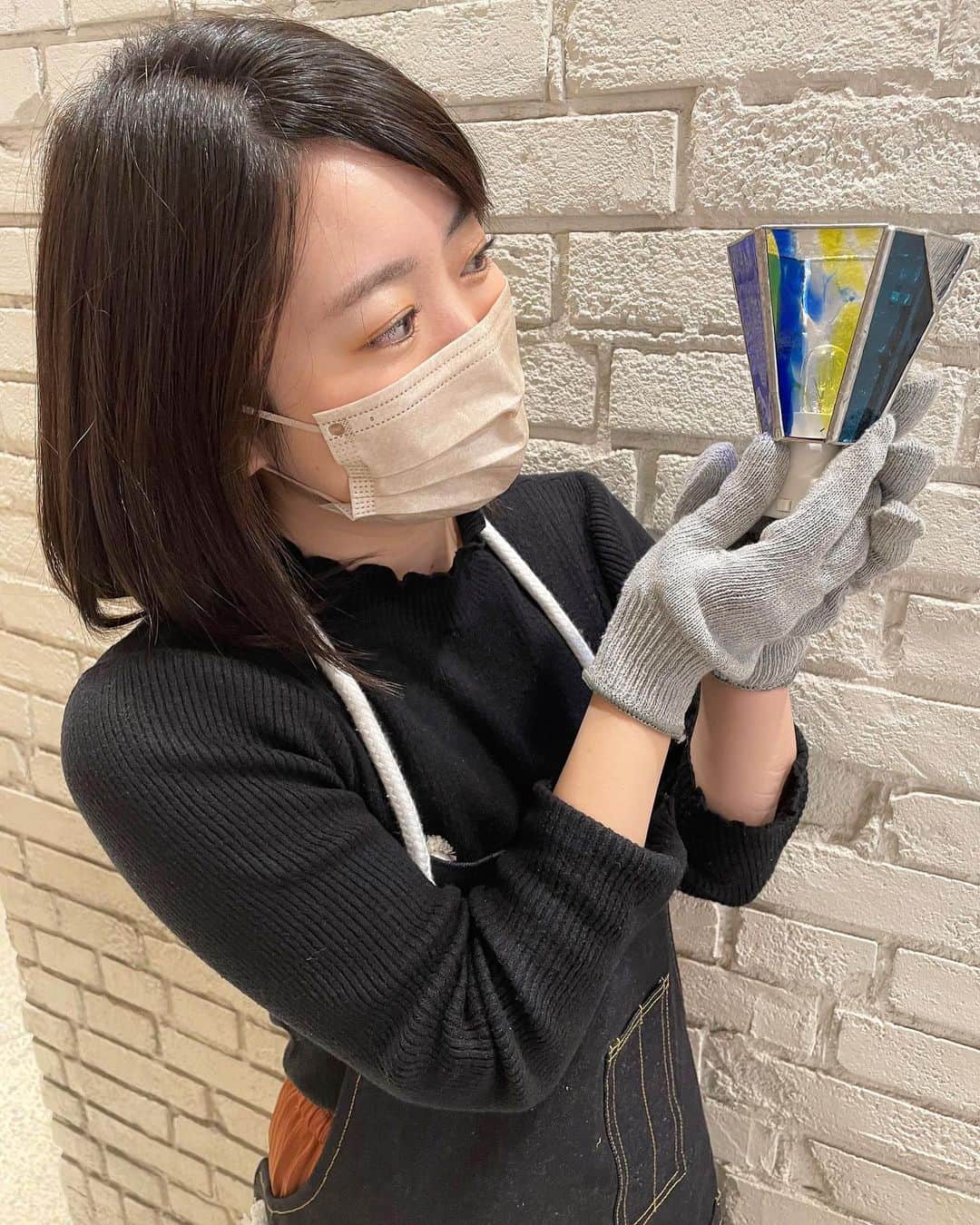 藤坂奈央のインスタグラム：「. 今日はずっと楽しみにしていた 長崎のArte.mさんのステンドグラスの フットランプ作りワークショップへ💡 . ガラスを選ぶところから楽しくて、、、、🧡　 黙々と作業する時間も好きなんですよね🤤 時間があっという間でした！ いつか定期的に通って習ってみたいことの一つです。 . #ステンドグラス #ステンドグラス雑貨」