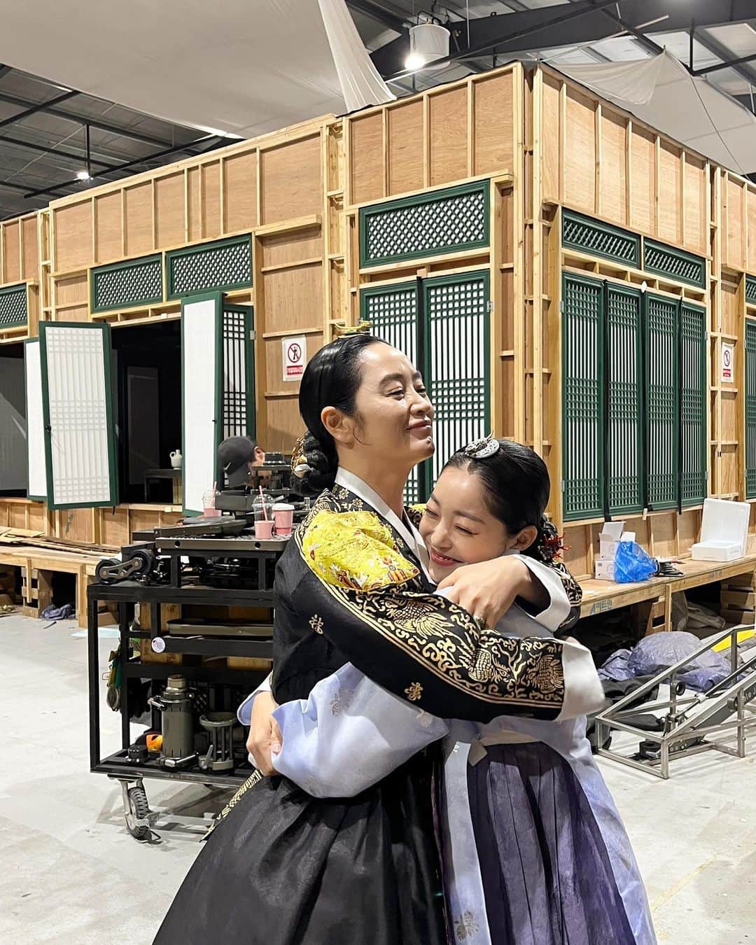 のインスタグラム：「정말많이 배우고 행복했고 데뷔작을 선배님과함께했었는데 다시 뵙고 연기할수있어 행복그잡채..🫶🏻 우리모두의 슈룹이 되어주셔서 감사합니다 ❤️  그동안 슈룹을 시청해주셔서 감사합니다 태소용 안녕…🤚🏻」