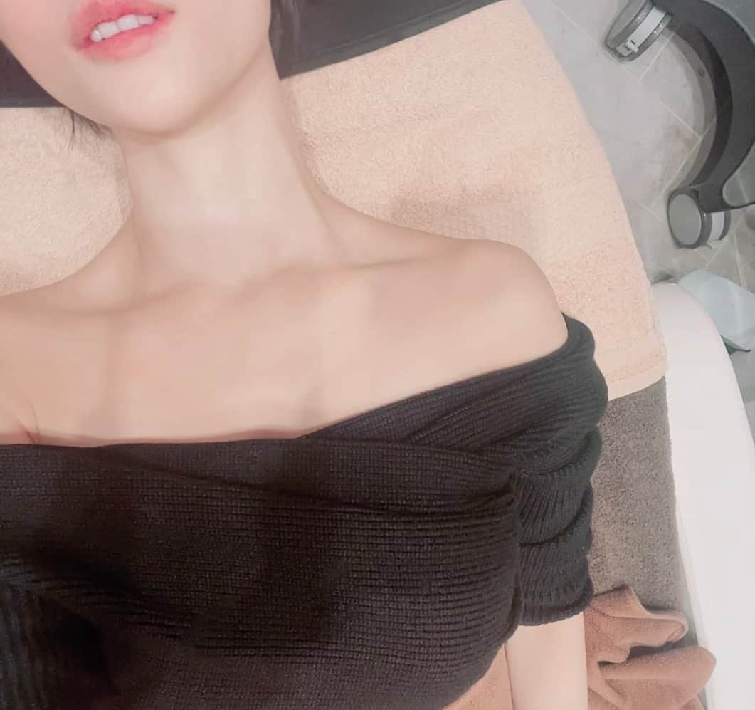 森下悠里のインスタグラム：「@ginza_zenclinic_official   禅クリニックのサブスクで美容通ってます♡  美肌治療、かなりお得に受けられるよ✨✨  私のオーダーはいつも同じ😌💓  目指すのは中華美女、韓国美女の様な 💎美白水光肌💎  透明感溢れる美白に潤いたっぷり🐬  思わず触れたくなるお肌を目指してます💓  顔と同じように首もやってもらったよ✨✨  ストーリーでもよく話してるけど 本当！首って大事なんです🥺  首はメイクできないし、シワが入るともう💦 肌質とかで年齢を感じちゃうところでもあるよね  そして、意外と見られてるの😷首って、、 あと手、、あと髪、、うなじ、 姿勢、スタイル、フォルム、、  あ、結局全部😉💦  首も顔も理想の肌は20代前半の水分量多めで 思わず触りたい！と思わせるレベル😉❤️  やはり、美は一日にしてならず  とにかく日焼けしないことと 栄養ある食事、良質な睡眠、日頃の出来るケアは当たり前  あとはプロにお任せする！  正しく適度な美肌治療がとても大切💓」