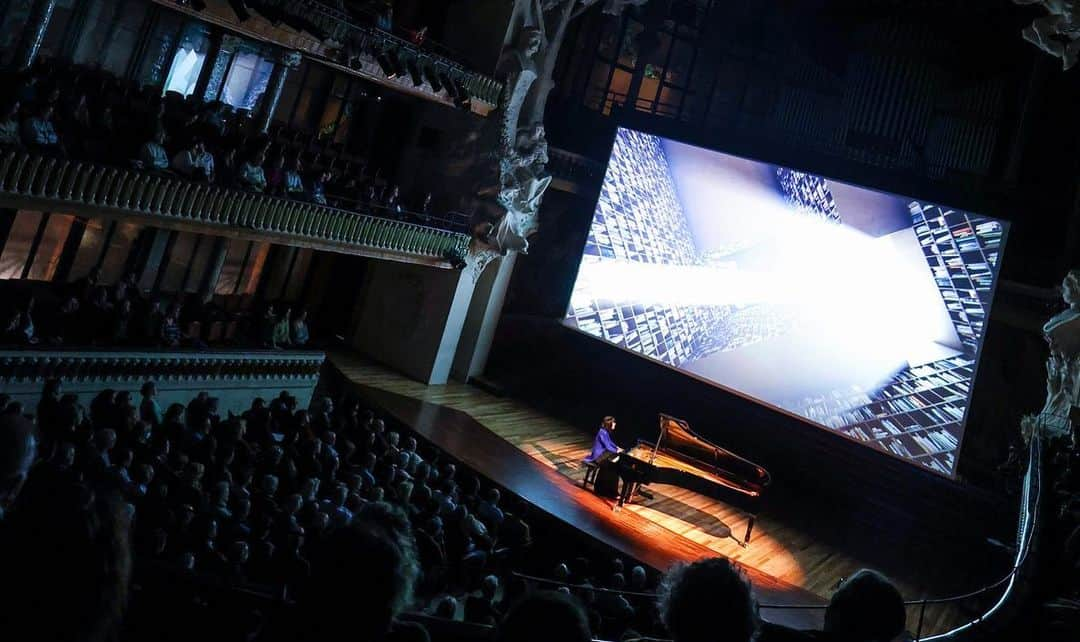 アリス＝紗良・オットさんのインスタグラム写真 - (アリス＝紗良・オットInstagram)「Thank you, Barcelona🙏🏻 And thank you, @fschubertfilh and @palaumusicacat for having us with #EchoesOfLife 💙  video art by @_hakandemirel_  photos by @bocabellapro」12月4日 23時13分 - alicesaraott_official