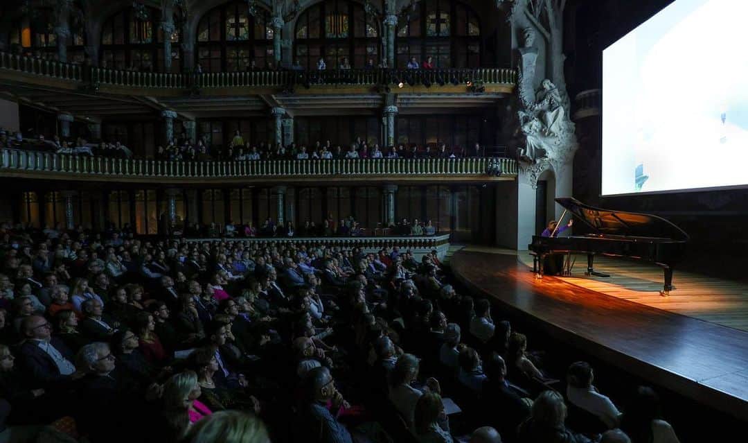 アリス＝紗良・オットさんのインスタグラム写真 - (アリス＝紗良・オットInstagram)「Thank you, Barcelona🙏🏻 And thank you, @fschubertfilh and @palaumusicacat for having us with #EchoesOfLife 💙  video art by @_hakandemirel_  photos by @bocabellapro」12月4日 23時13分 - alicesaraott_official