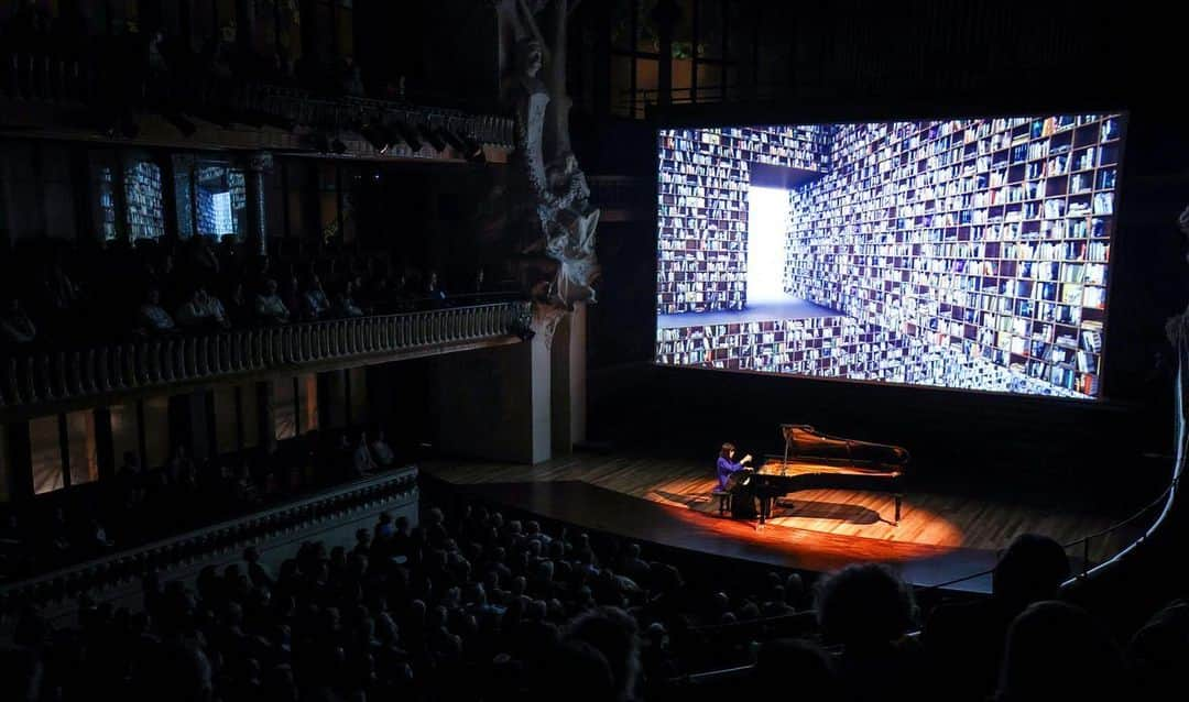 アリス＝紗良・オットさんのインスタグラム写真 - (アリス＝紗良・オットInstagram)「Thank you, Barcelona🙏🏻 And thank you, @fschubertfilh and @palaumusicacat for having us with #EchoesOfLife 💙  video art by @_hakandemirel_  photos by @bocabellapro」12月4日 23時13分 - alicesaraott_official