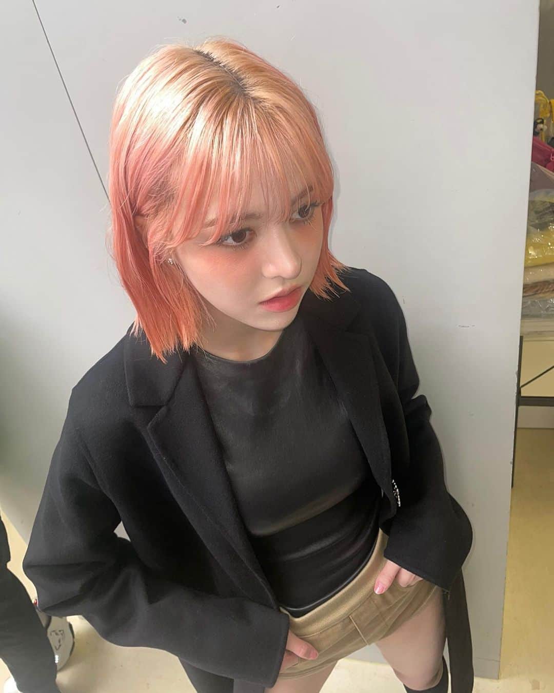 NMIXXさんのインスタグラム写真 - (NMIXXInstagram)「Me trying to look like a 🍿🥨🍫🍬🍪 #calmdownwiththecaptionslily #NMIXX #엔믹스 #LILY #릴리 #LOEWE」12月4日 23時23分 - nmixx_official