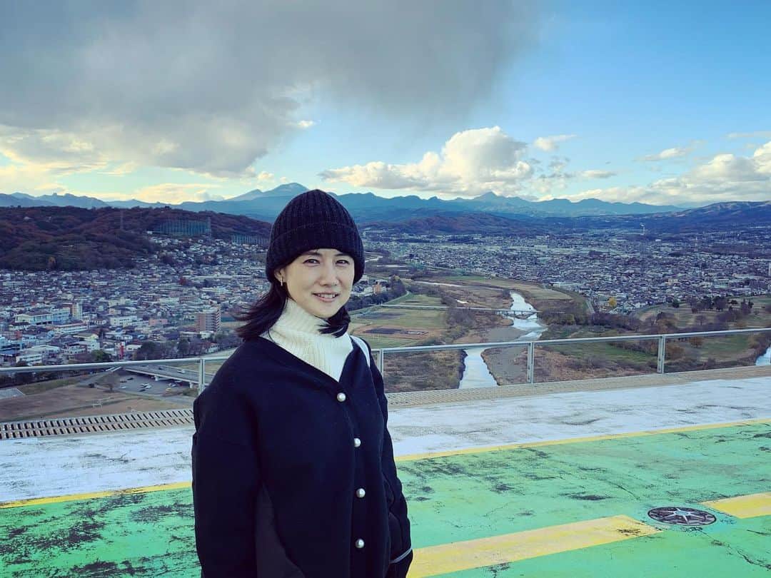 中江有里のインスタグラム：「群馬県高崎にて。  山に囲まれて。  わたしの後ろは浅間山。  #中江有里」