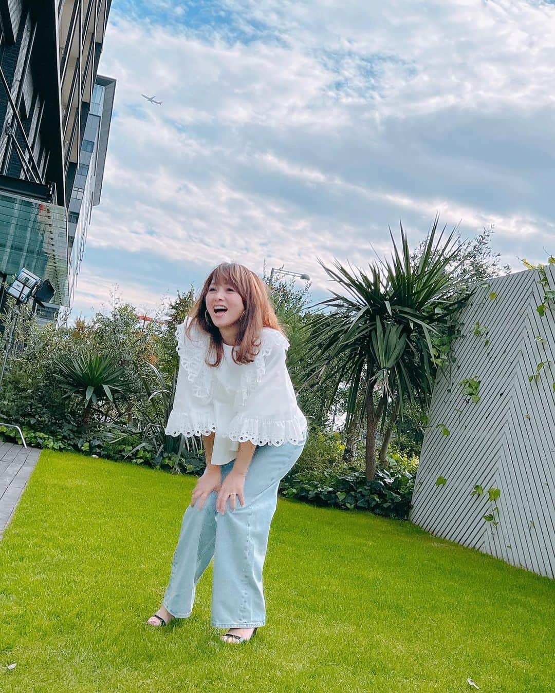 のインスタグラム：「衣装❹ ⁡ ブラウス・・・yori ⁡ デニム・・・H&M ⁡ #渡辺美奈代 #衣装 #yori  #hm  #ブラウス #デニム」