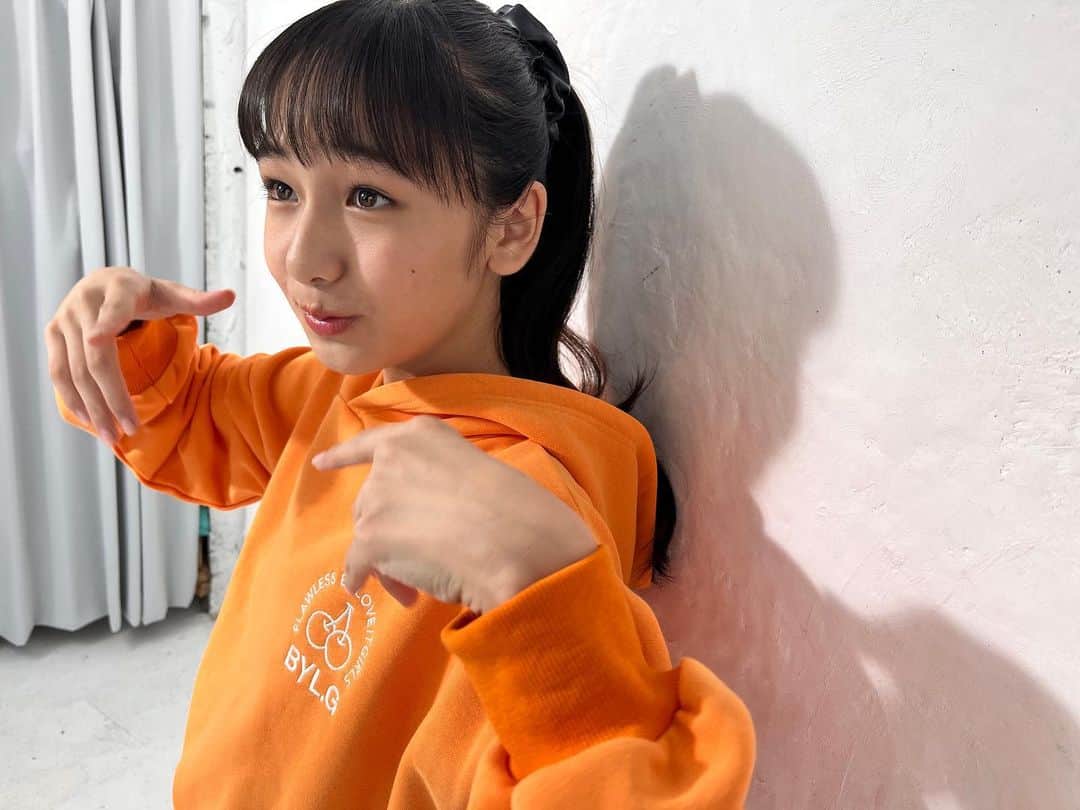 ニコ☆プチのインスタグラム：「🧡🍒  オレンジパーカーが似合うリコ😻💞  ポニーテールとパーカーって合う🥹✨  #崎浜梨瑚 #バイラビット #パーカー #パーカー女子」