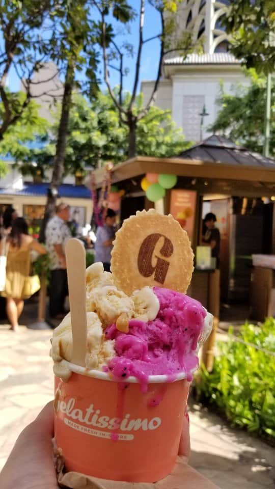 瀬川慶のインスタグラム：「@gelatissimousa launched in @royalhwnctr Photo-worthy decadent artisanal flavors, made-fresh-in- house gelato is unstoppable!! Must try Dragon fruit Lychee, Guava, Pinacolada, the local flavors!  オーストラリアで大人気のジェラートがハワイ初上陸！@royalhwnctrjp のキオスクでフレッシュなホームメイドの味が毎日楽しめる！ハワイ限定味のドラゴンフルーツライチ、グアバ、ピナコラーダはマスト！  #gelatissimo #gelatissimousa #gelatissimohawaii #royalhawaiiancenter #localflavor #ジェラティッシモ #ロイヤルハワイアンセンター #ジェラート」