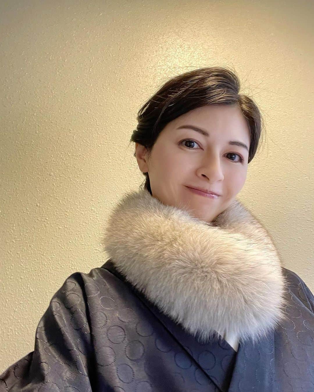 太田景子のインスタグラム：「こんにちは❄️  今朝もサンデーLIVEをご覧くださった皆さま、ありがとうございました😀  本日の衣装写真はユニフォームに着替えたりとバタバタして撮り忘れてしまったので😂午後のお出かけショットを撮りましたよ🪅 ふふふ、和服でお出かけです☺️  いつも衣装写真を楽しみにしてくださっている皆さま、申し訳ありません〜🙇‍♀️🙇‍♀️💦  さて、W杯の熱が日本中で高まっていますね🇯🇵🇯🇵🇯🇵 わたしも今朝は現地の天気フリップを持つ手に思わず応援の気持ちがみなぎってしまいました💪🏻😆  初戦ドイツを歴史的逆転勝利し世界中を魅了し続けている森保ジャパン🙌🏻 初のベスト8目指して戦う決勝トーナメントもみんなで応援しましょう〜〜‼️  がんばれ、ニッポン🏆✨  あ、天気のことひとつも言ってない…🙃」