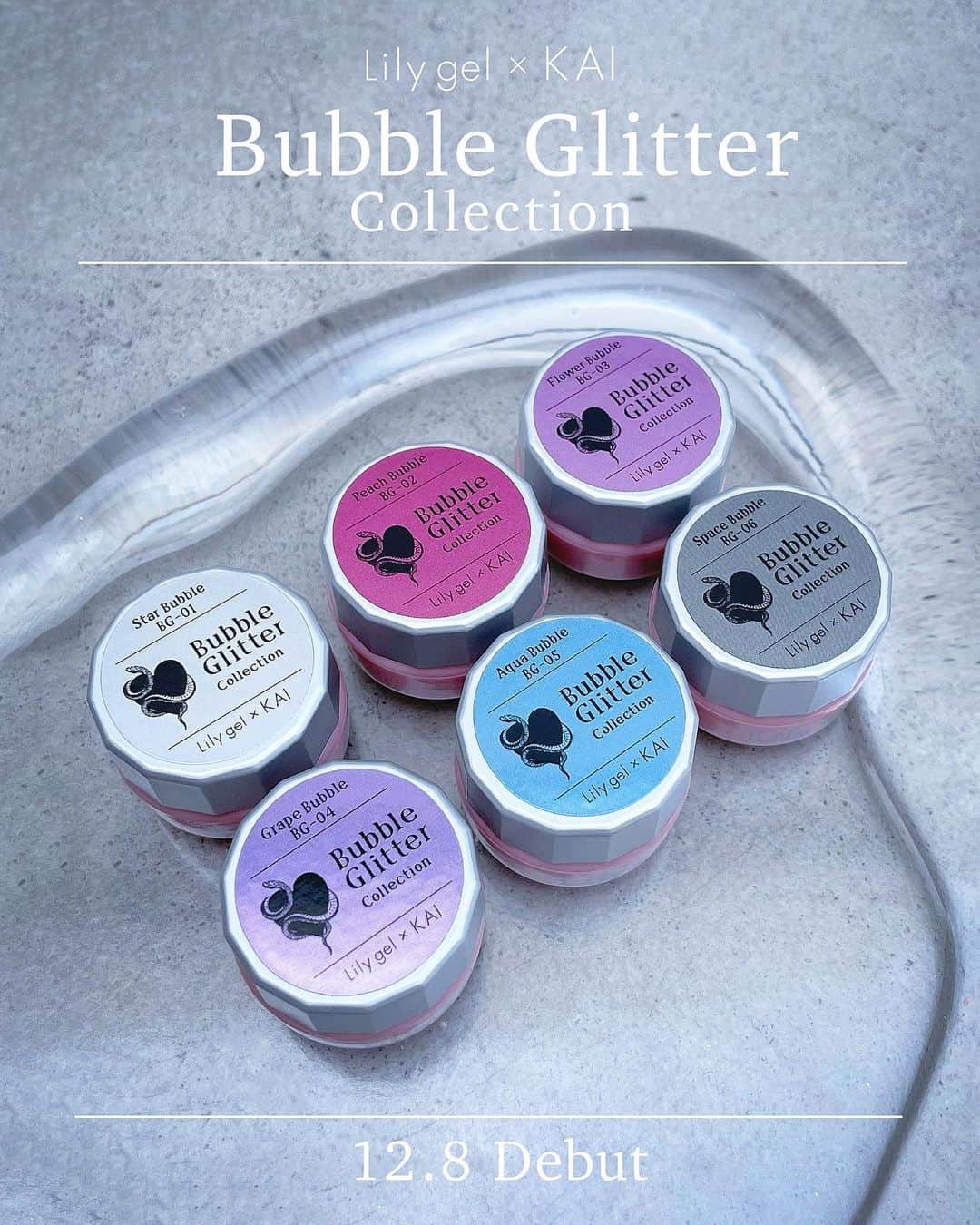 KAI32のインスタグラム：「🫧Bubble Glitter Collection🫧 . KAI ( @kai32 ) × Lily gel (@lilygnl.nail) コラボジェル♡  NAIL EXPOで即完売だったこちらの大人気商品、遂に通常販売が決定しました！✨ 自信作なので是非使って頂きたいです😉 キラキラなのでクリスマスネイルにもぴったり！  TAT店舗12/8(木) TAT オンライン 12/7(水)14:00〜  ◆ 購入はこちらから💒 @nailshoptat . . 【 Bubble Glitter Collection 】  シュワっと泡のように弾けるグリッターカラー全6色🫧！塗りやすさにこだわったムラにならないテクスチャーと、大小さまざまなホログラムが織りなす色合いが魅力です。1度塗り、2度塗りで表情の違う眩い輝きが楽しめます💎  BG-01 スターバブル⛓️ 銀河のようなスタイリッシュシルバー  BG-02 ピーチバブル🍑 肌馴染みの良いコッパーピンク  BG-03 フラワーバブル💓 咲き誇る幻想的なブルーピンク  BG-04 グレープバブル🍇 色艶やかでセクシーなバイオレット  BG-05 アクアバブル🫧 弾けるソーダのようなライトブルー  BG-06 スペースバブル🪐 神秘的でミステリアスなブルーブラック . .  #lilygel #リリージェル  #バブルグリッターコレクション #pink_rose_window」