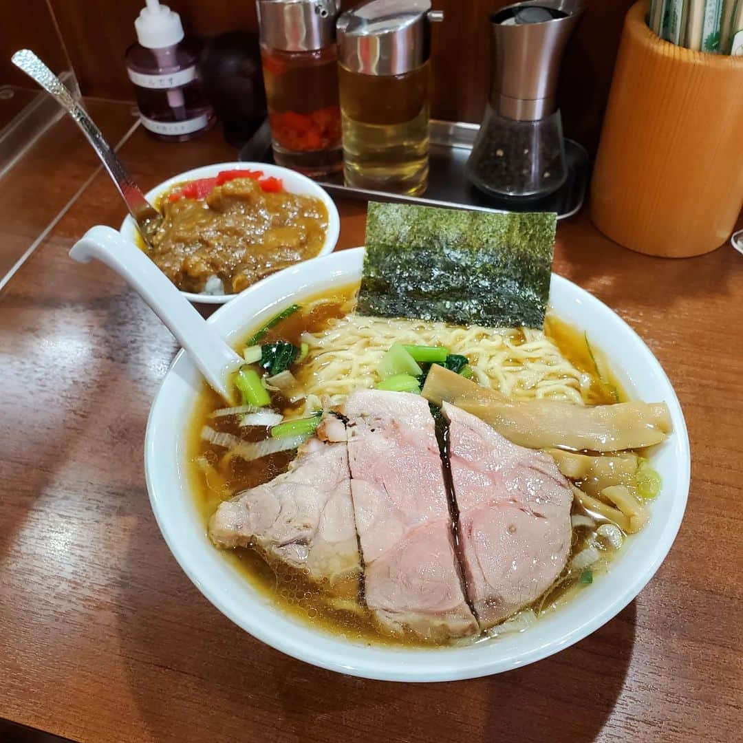 のインスタグラム：「白金でナレーション収録を終えて せっかくこの辺に来たのならと 『蔵持』へ🍜  鶏ガラの優しい味わいのスープを啜って ロースステーキばりのチャーシューと たっぷりの平打ち縮れ麺とで お腹いっぱい😋  つい隣に何か欲しくて ミニカレーを🍛  #福岡市 #福岡市中央区グルメ  #ラーメン #蔵持 #らぁめん蔵持」