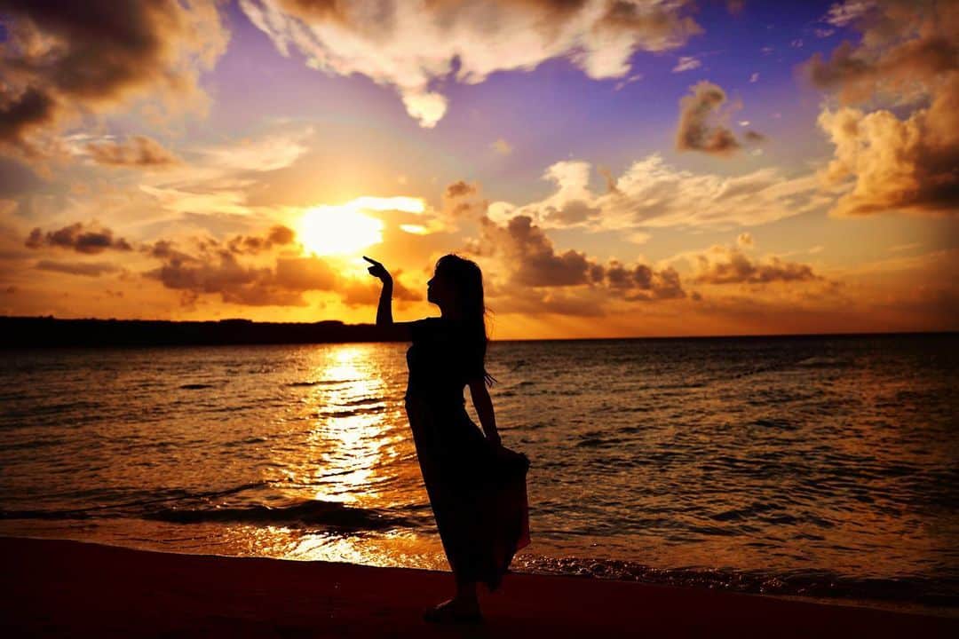 真木今日子のインスタグラム：「太陽ツンツン☀️   #サンセット  #sunset  #ビーチ  #beach   #宮古島」