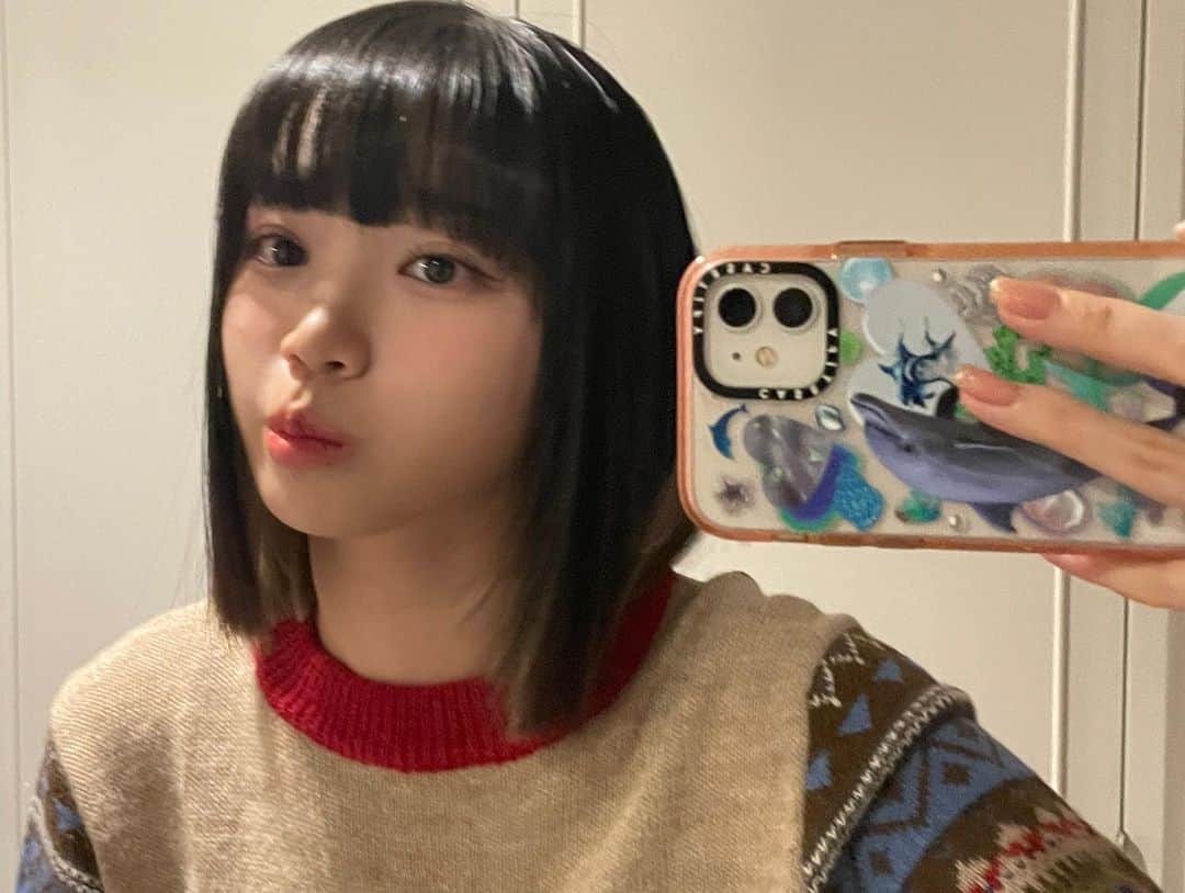 キム・チェウォンのインスタグラム：「앞머리 잘랐다🤎」