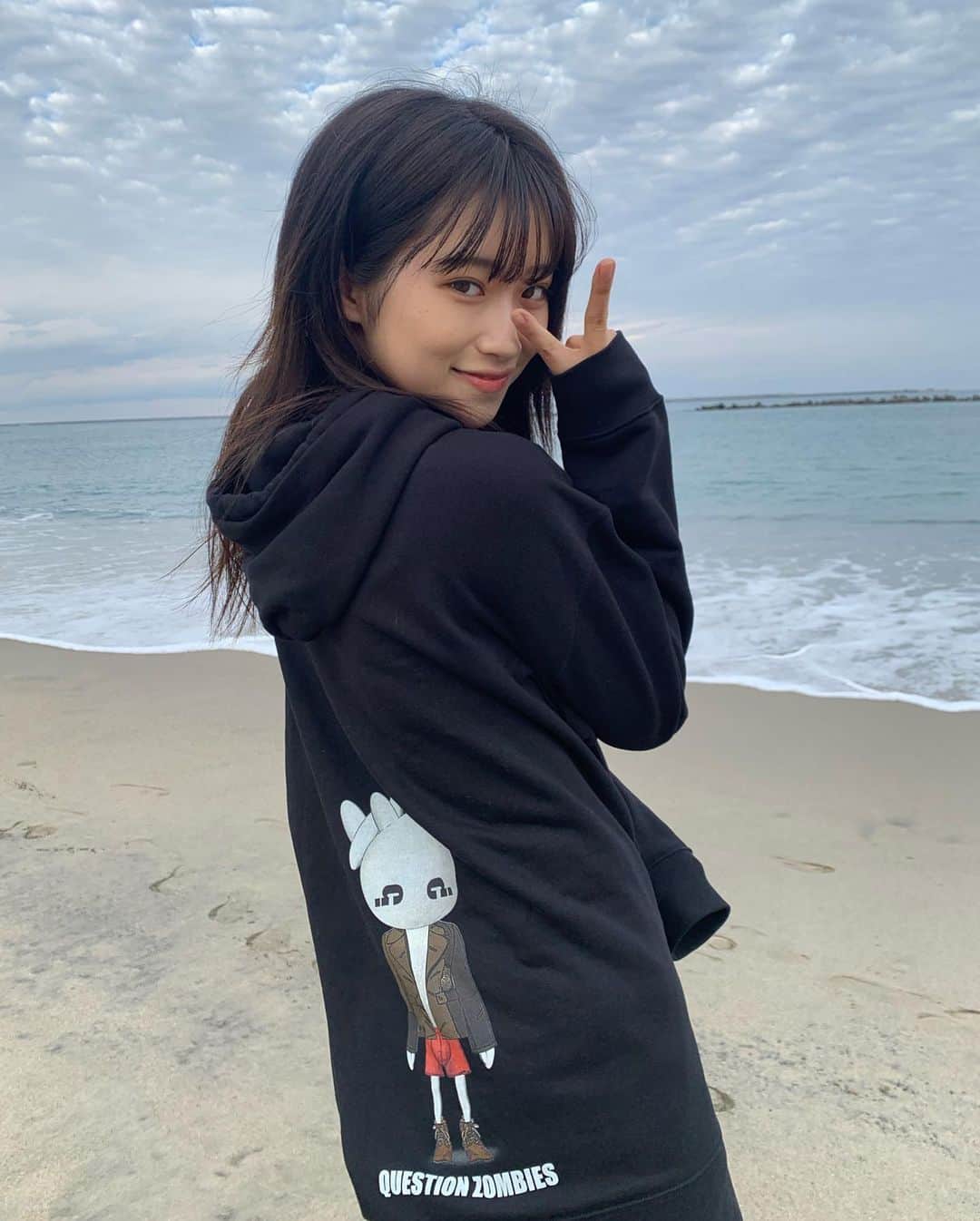片岡凜のインスタグラム：「日曜日、如何お過ごしでしたか？私は海で過ごしました。毎日寒いですね。温かくしてお過ごし下さい。」
