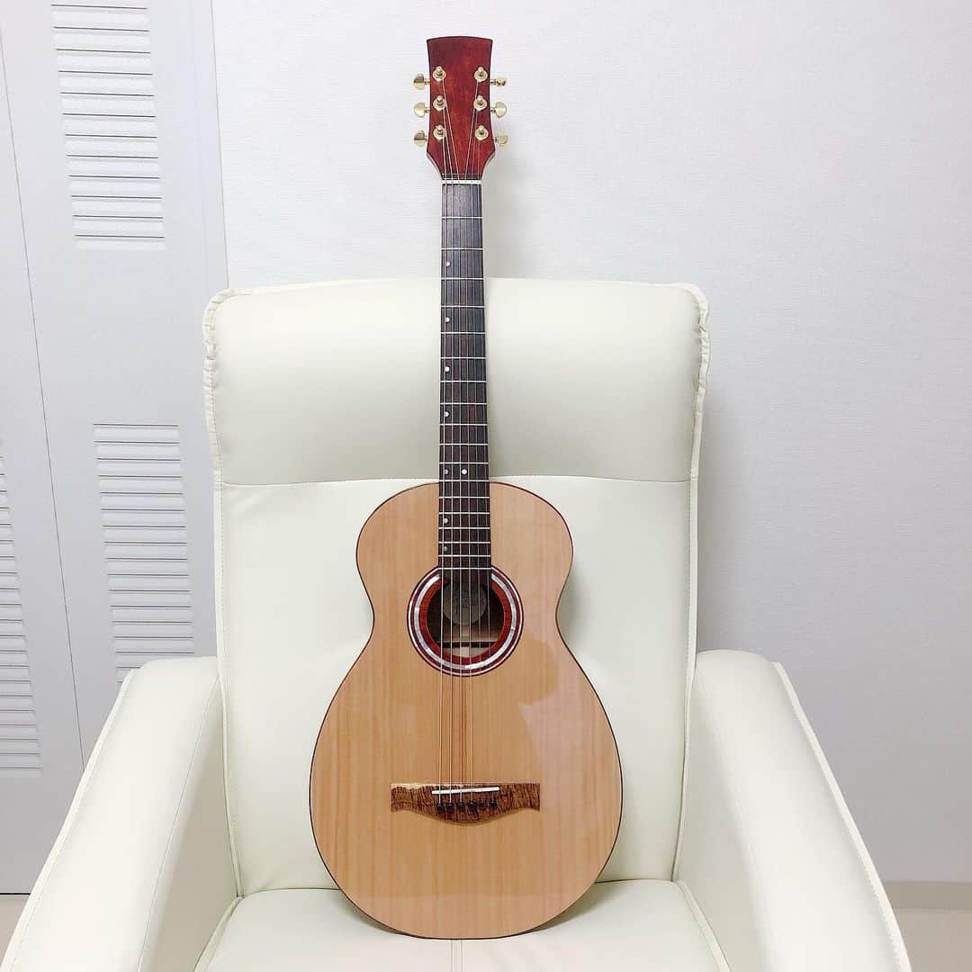 恒吉梨絵さんのインスタグラム写真 - (恒吉梨絵Instagram)「わぁーーー！！！！  義兄から誕生日プレゼントが届きました！！ なんと手作りのギター！！ 義兄はギターを作れる人なんです😊✨  本当にありがとう！！ 練習します🫡  Wow! ! ! !   I got a birthday present from my brother-in-law! !  A handmade guitar! !  My brother-in-law is someone who can make a guitar 😊✨   Thank you very much! !  I practice 🫡  #ギター#ギター製作#guitar#ありがとう」12月4日 17時27分 - rietsuneyoshi1