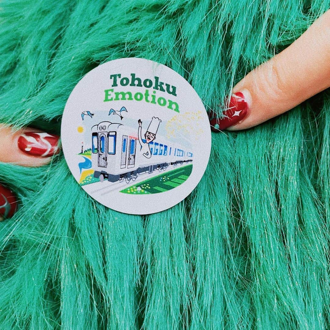 のインスタグラム：「#tohokuemotion   列車の中がレストランになってて、素敵な景色と料理を楽しめる走るレストラン🚃🫶🏼  八戸から久慈までの2時間、青森や東北にこだわった食を楽しみながら移り変わる景色を楽しめるの最高じゃない🥹🤤  家族とか大切な人とのりたいな💞 いつか絶対にのる！！ 来年は10周年だから、来年その時にも来る！！ 吉田駅長と約束したもん！！☺️  自分も体験してまたみんなに王林が感じたことと一緒におすすめできたらいいねっ🥰  #aomori #青森　#八戸 #青森観光 #レストラン列車 #東北エモーション　#王林の青森事情」