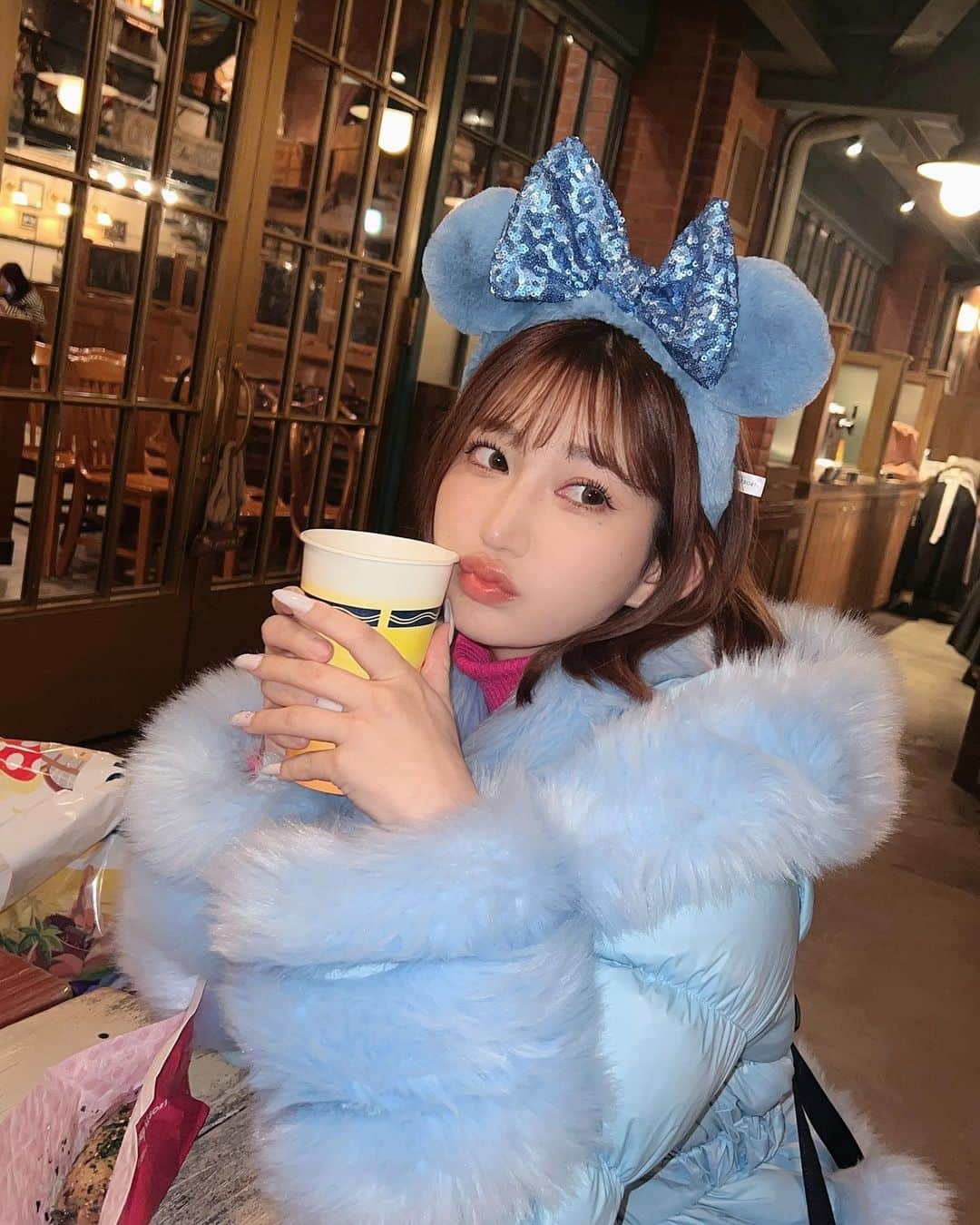 月城まゆのインスタグラム：「ビールはいつどこでのんでも おいしいんです( ˘ω˘ )🍺🌈  #disneysea #disney #tds #gal #ディズニーシー #ビール #japanesegirl #ootd」