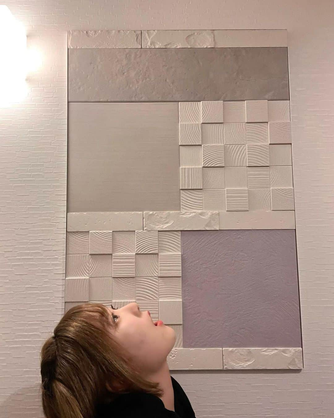 京佳のインスタグラム：「We created tiles design today  I was in charge of the entrance! My father created the 3rd floor Also, mams were in charge of the dining room   I wanted to use a bright colour 💜  Cuz it's the first thing you see when you come in  The middle one is mams, The last one is dad Which one do you fancy?  タイルのデザインを家族でやった！ 私は玄関を担当した✌️ リビングは母　真ん中のが母の 1番最後が父のデザイン🤭3階のフロア どれが好き？？  まあ全部貼ったのは父親だけどね笑 考えるの楽しかった！」