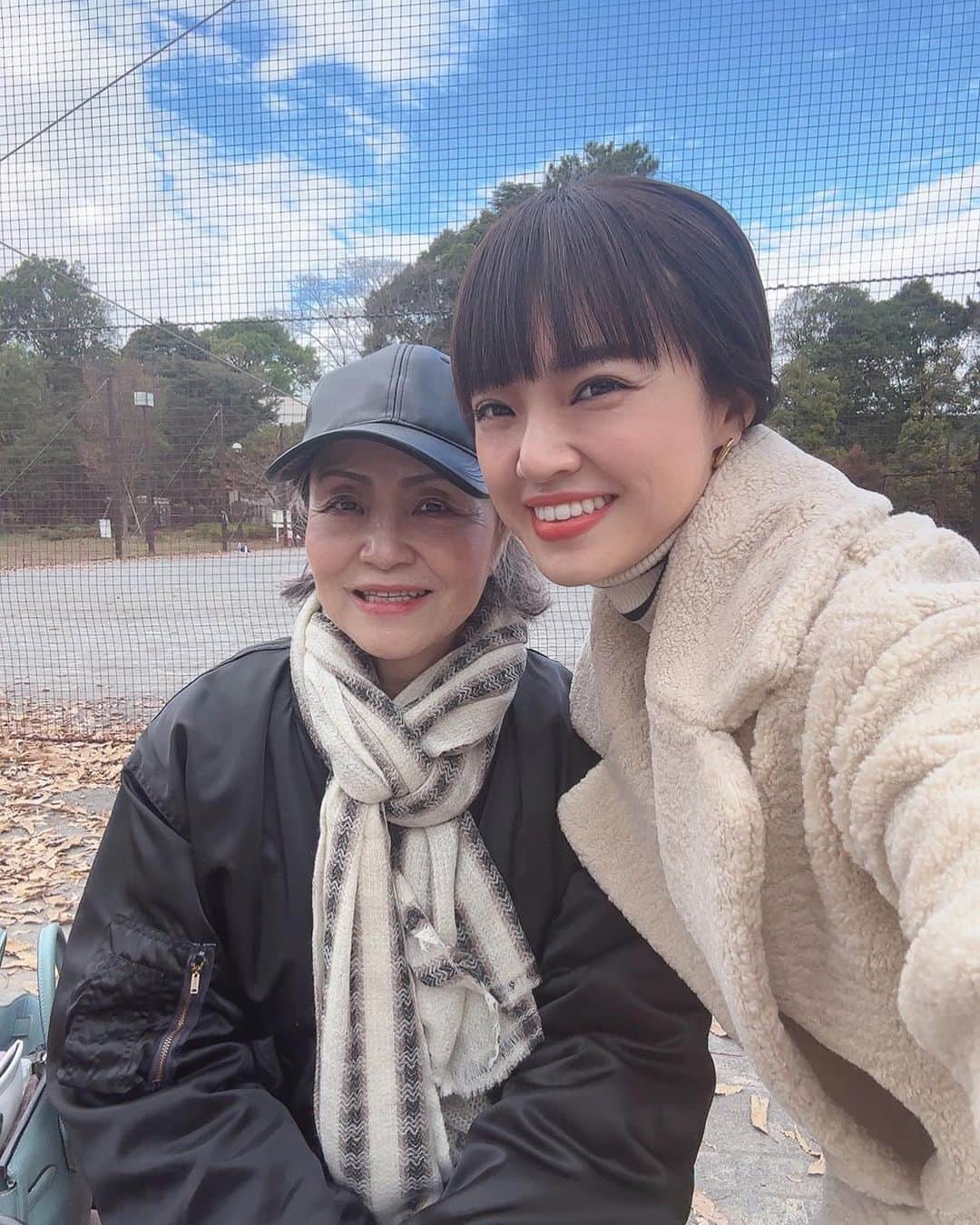 のインスタグラム：「ばあばと公園🛝  イチョウが色付いてすごく綺麗だった🍁  長男はサッカーもしたし、 初めてのバッティングセンターへ⚾️  私も数億年ぶりにバッティングして、「やっぱ、久しぶりだから全然当たらんわー！」と言いながら横を見ると、  　　  ばあばがめちゃくちゃ打ってた。」
