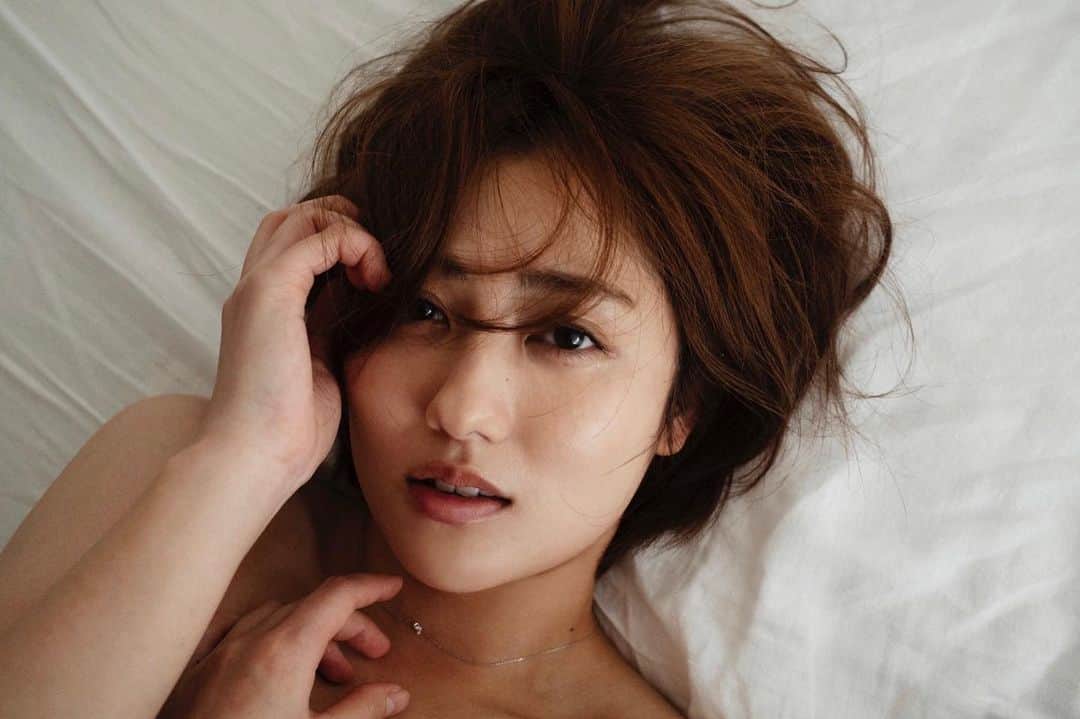 奥山かずさのインスタグラム：「お知らせ📢📢📢 . 奥山かずさ+笠井爾示写真展「Here」  開催させていただきます。  写真展をやりたいとはずっと思っていて、漠然と表現したいこともあって、そしたら念願叶って…✨ワガママたくさんきいてくれたスタッフの皆さん、本当にありがとうございます！！ . 12/22(Thu.)-12/28(Wed.)12:00-19:00 恵比寿・代官山「ALギャラリー」にて 入場無料です　ぜひ👏 . 詳細リンク　ストーリーから飛べます✈︎ 情報どんどん更新していきますのでお見逃しなく〜 皆様のご来場を心よりお待ちしております！ I'm Here for you💜」
