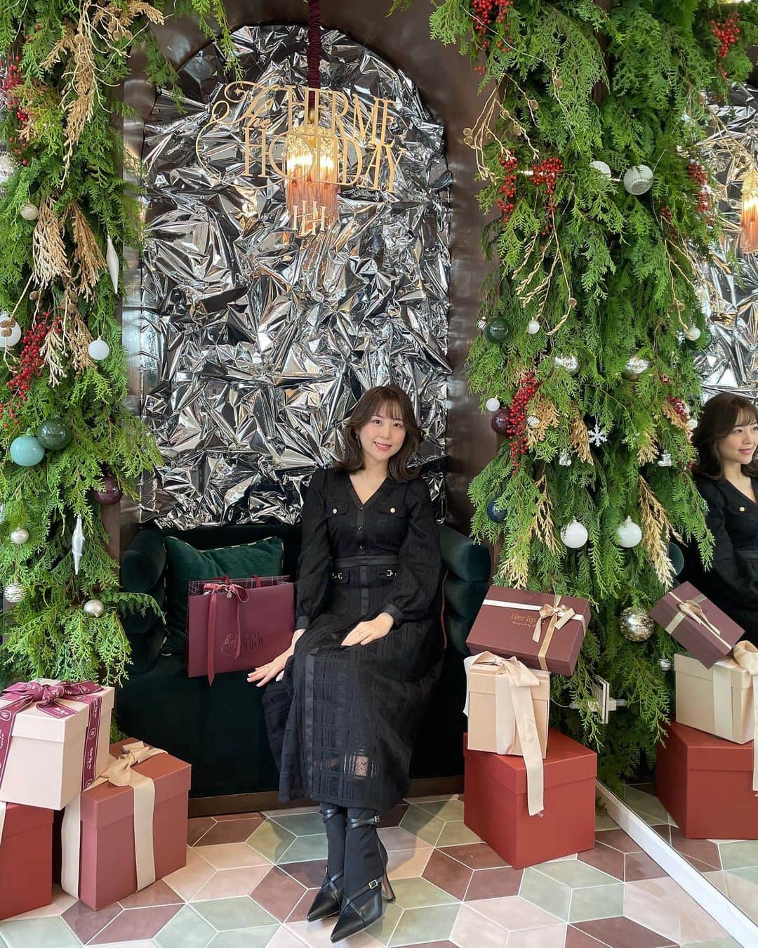 磯田彩実さんのインスタグラム写真 - (磯田彩実Instagram)「. #happyholidays   herliptoのholiday POPUPに行ってきました🎄💋🐈‍⬛  一年で1番楽しみなイベント🥰💕 今年もやっぱりかわいい空間でした…🎁  ちなみに写真は似ているけど、 一枚だけデザインが違うの…🤭📸🎄  #herlipto  #herliptoholiday2022  #holiday#2022#popup #ハーリップトゥ  前のイベントでもたくさん素敵な写真を撮ってくれた スタッフさんに再会できたり、 プレスのあゆみさんたちと色々お話しできたり、 幸せすぎました🫣💓…  仲良しのお友達とも会えて大満足💄🐈  @herlipto  @nyanchan22  @ayumikristy_73  @houseofherme  @herliptobeauty  @rosier_by_hlt   この先しばらく続きます💋🐈‍⬛ #趣味の時間  #お洋服の話」12月4日 23時50分 - ayami_isoda.tvh7