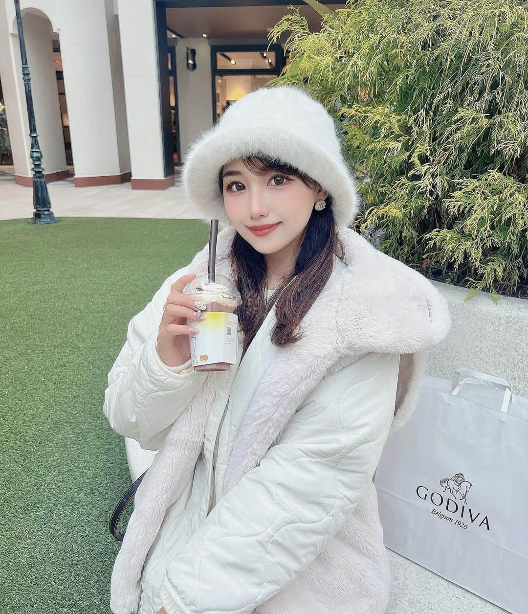 のインスタグラム：「⋆ １週間も沖縄にいたから 名古屋の気候に全然慣れない🥲  なのに飲みものはアイス🍨笑  @grl_official のコートで乗り切ります😭  #ootd #fashion #instafood #instagram  #hairstyle #outfit #code #instafashion  #ファッション #撮影 #ヘアスタイル #ヘア  #コーディネート #コーデ #今日の服  #grl #グレイル #プチプラ」