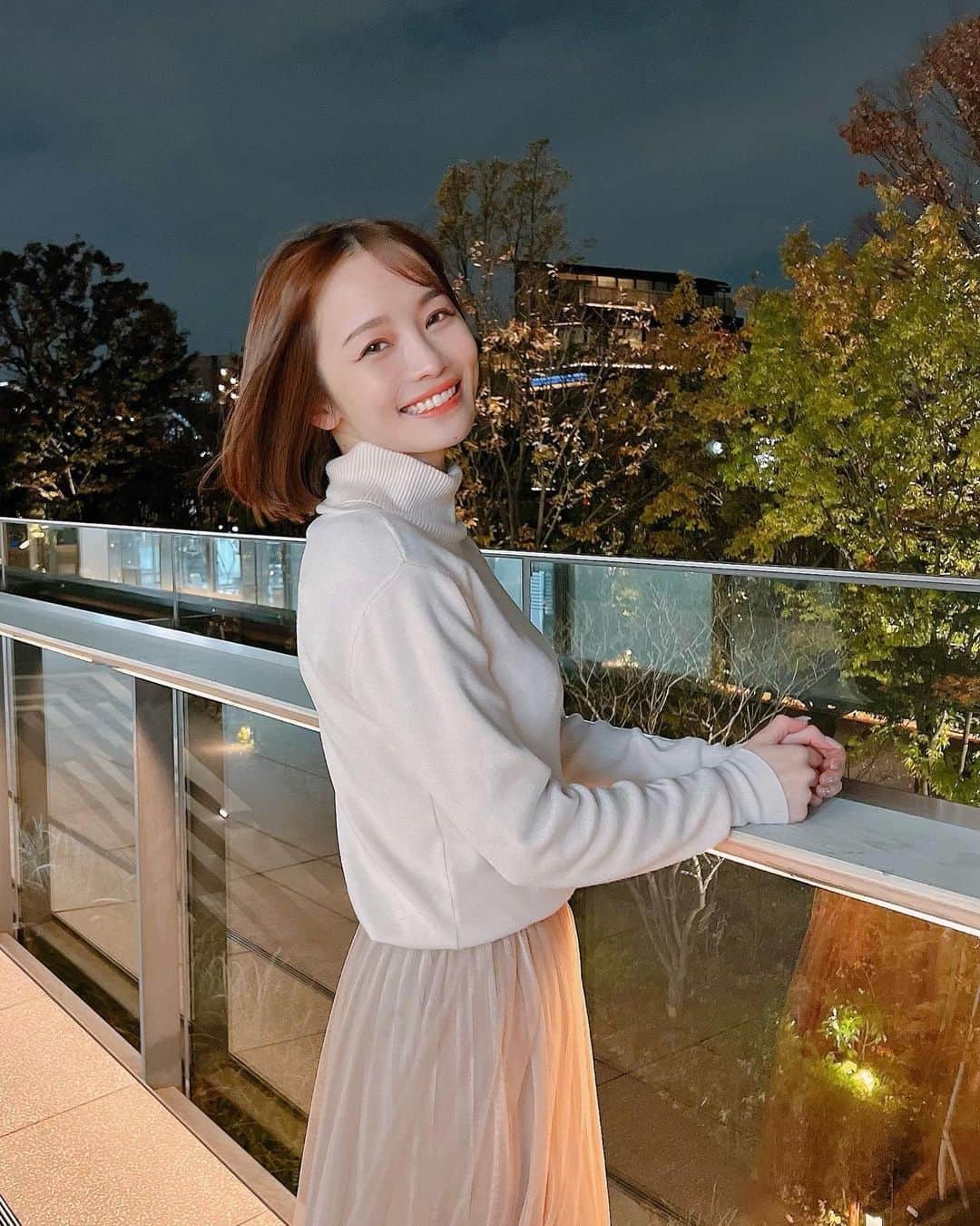 さくまみおのインスタグラム：「メンテナンスday…💇🏻‍♀️✨  夏ぶりの美髪矯正！ またセットが楽になる〜⸜( ॑꒳ ॑ )⸝⋆* いつもありがとうございます✨  ✂︎：@trmryt  📷：@teppei_amagase   しかし美容師泣かせな強風…笑 全部おでこペカーンなったから4枚目は室内で撮った(笑) 眉毛濃いけど許して。  #美髪矯正 #美髪ケア #縮毛矯正 #ボブ #縮毛矯正ボブ #メンテナンス」