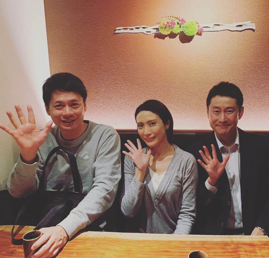 松川浩子さんのインスタグラム写真 - (松川浩子Instagram)「久しぶりの同期会⁉️！ アナウンサー試験を受けてる時以来の合流。  石井くんがゴゴスマやって その流れで 河田くんが4ちゃんTVやって その中のニュースを 私が読む。  知る人ぞ知る コラボレーションです😜  お互い切磋琢磨できる同士との しばしの時間は とても実りのあるひと時でした。  次はゴルフしよう⛳️と言ってたけど いつになるんやろうねぇ🤣  #ゴゴスマ#石井亮次 #4ちゃんtv #河田直也#松川浩子#同期#でも河田くんは年上# 私と石井くんはお誕生日3日違い#子ども同い年」12月4日 18時39分 - hiroko_matsukawambs