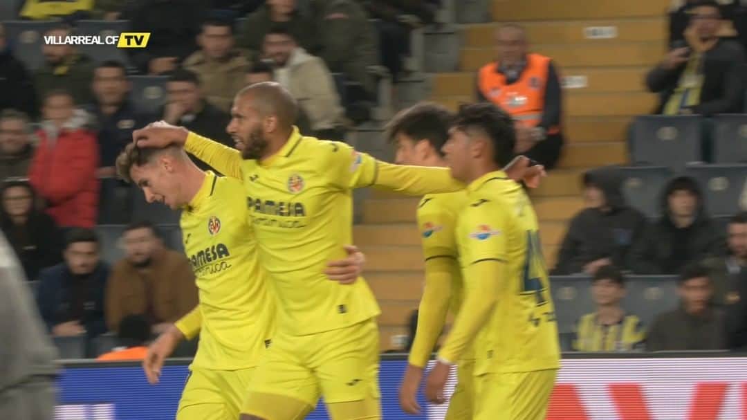 ビジャレアルCFのインスタグラム：「Otro golito de Capoue.  Another Capoue goal.  ⚽️🔝  #Villarreal #Fútbol #Football #Soccer #LaLiga」
