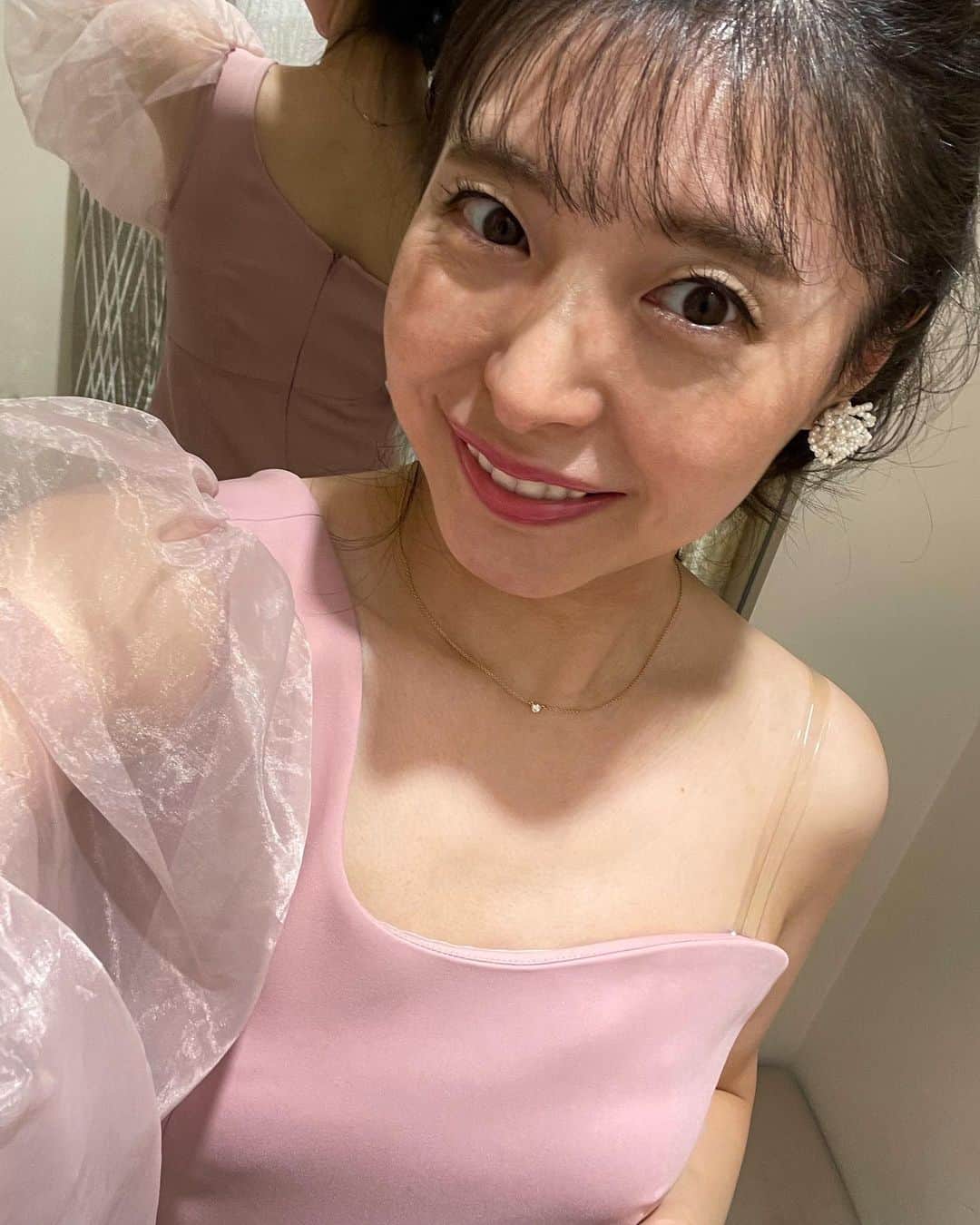 新倉瞳のインスタグラム：「Back stage!  演奏イベント前の舞台裏で  ブランドディレクター井端玲奈氏れなちょが、新倉瞳氏について語ってくださっているとき😆  最近まゆげ太めが落ち着く新倉瞳氏」