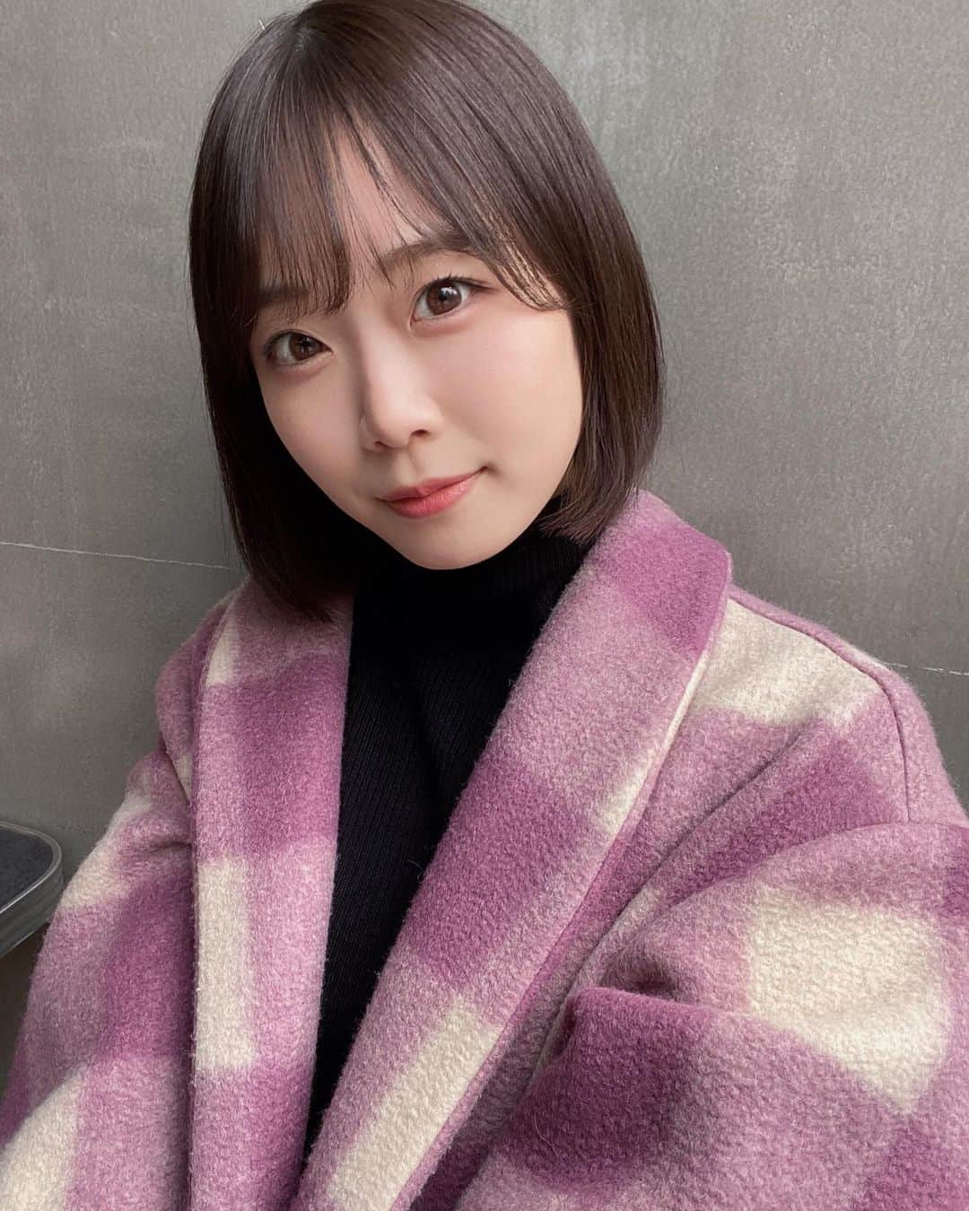 のインスタグラム：「お気に入りのピンクのコート🫰🏻💗 (スニーカー合わせるのがすき)」