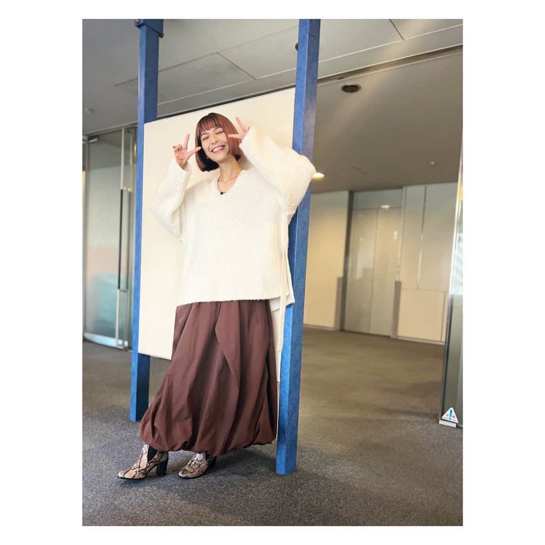 大石参月さんのインスタグラム写真 - (大石参月Instagram)「カイモノラボ収録日🙋‍♀️ 衣装は @emmi.jp ( ＾∀＾) Ｖネックの白ニットってなんかキュンとする…😳♡  #カイモノラボ #衣装 #大石参月」12月4日 19時02分 - ohishi_mitsuki