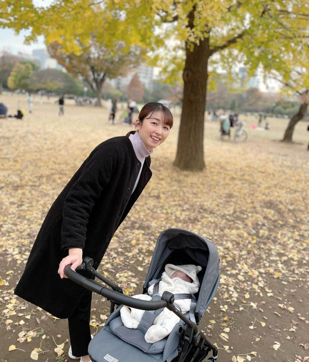 森木美和さんのインスタグラム写真 - (森木美和Instagram)「初めてのベビーカー✨ 初めての公園デビュー✨  楽しい、、、💕  公園のイチョウがまだ落ちてなくて良かった🍁  #紅葉#公園デビュー#ベビーカーデビュー#生後1ヶ月ベビー #スヤスヤねんね #サイベックス#ニトリベビー#お値段以上」12月4日 19時07分 - miwamoriki