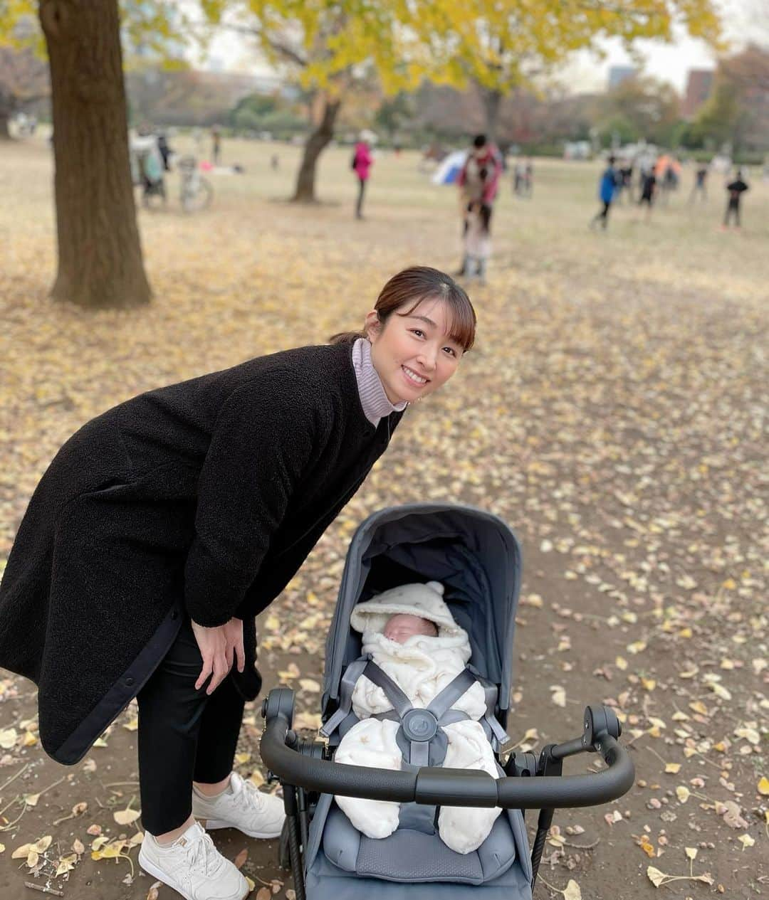 森木美和さんのインスタグラム写真 - (森木美和Instagram)「初めてのベビーカー✨ 初めての公園デビュー✨  楽しい、、、💕  公園のイチョウがまだ落ちてなくて良かった🍁  #紅葉#公園デビュー#ベビーカーデビュー#生後1ヶ月ベビー #スヤスヤねんね #サイベックス#ニトリベビー#お値段以上」12月4日 19時07分 - miwamoriki