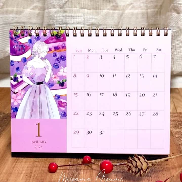 miya(ミヤマアユミ)のインスタグラム：「2023年卓上カレンダー お菓子やフルーツと女の子がテーマです🍨🍰 発色良く綺麗に仕上がりました。 来年１年間、お供させて頂けたら嬉しいです。 残り20冊程だと思います。  https://minne.com/@miya-artwork  #ミヤマアユミのイラストアプリ コラボカレンダーです。 アプリではフレームと女の子がランダムで入れ替わるガチャなどがあります。無料で遊べるタロット占いも🔮  #カレンダー #カレンダーイラスト #2023年カレンダー #2023年 #calender  #水彩 #watercolor #透明水彩  #artwork #art #illust #illustration #draw #illustrator #イラスト #イラストレーター #miyamaayumi #ミヤマアユミ #fashion #メイク #face #デジタルイラスト #ガールズイラスト #digitalart #イラストグラム #fashion #ファッション #ファッションイラスト #ファッションイラストレーション #ガールズイラスト」