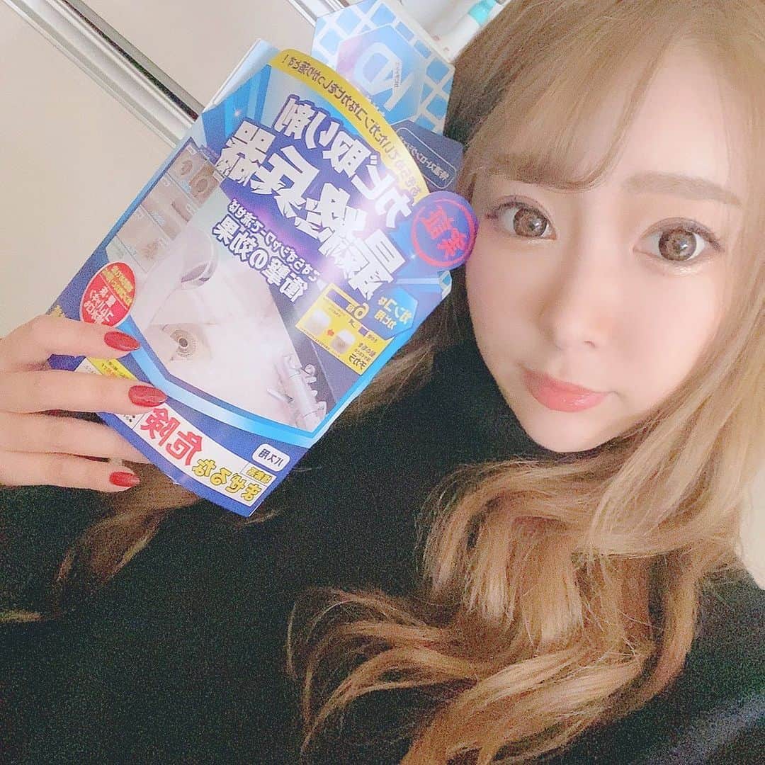 日菜あこのインスタグラム：「12月に入って大掃除の季節🧹 普段は手が届かない所も掃除するのにぴったりなのが  @liberta_item   髪の毛も溶かす、特濃ストロングジェルの洗浄力「カビダッシュ」✨  次亜塩素酸ナトリウム配合でカビ汚れを洗浄・除菌・漂白がこれ1本でできちゃうー✨ しかも✨特濃タイプの粘性ジェルがカビ菌の元まで強力密着❗️  排水溝の髪の毛・ぬめりにも効果抜群💖  掛けるだけで手間なく・時短でしっかりきれいになるから大掃除がラクになった😉💕  強力なのに自然に優しいから 使いやすい😍❗️  キッチンの排水溝やってみたけど 簡単に汚れがとれて使いやすかった😚💕  大掃除に是非❤️  #カビダッシュ #カビ取り剤 #カビダッシュ特濃 #カビ取り #カビ落とし #排水溝 #掃除 #お風呂掃除 #カビ対策 #カビ除去 #PR」
